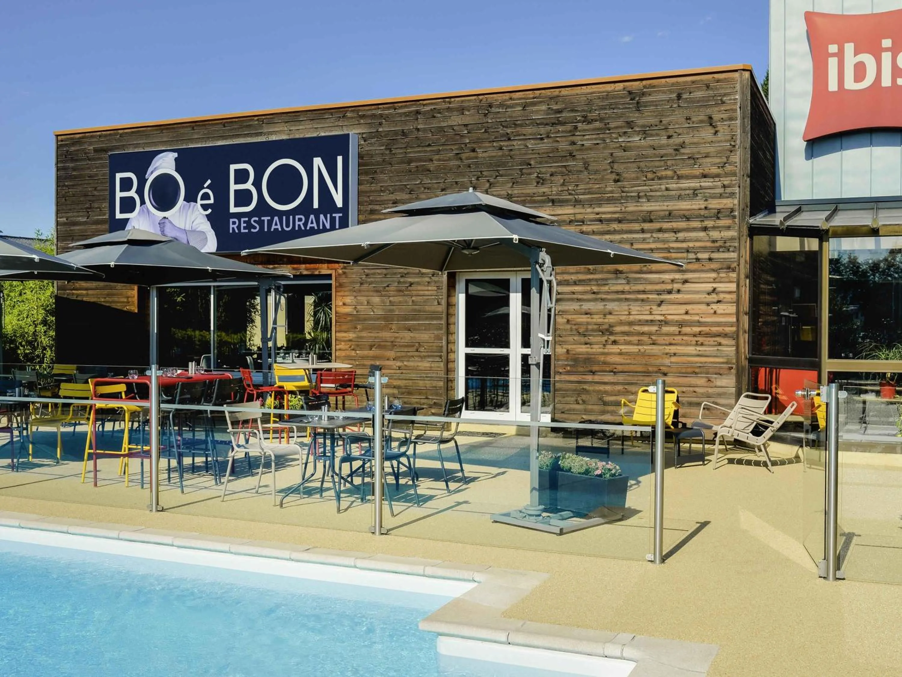 Pool view in Ibis Roanne Le Coteau Hotel Restaurant