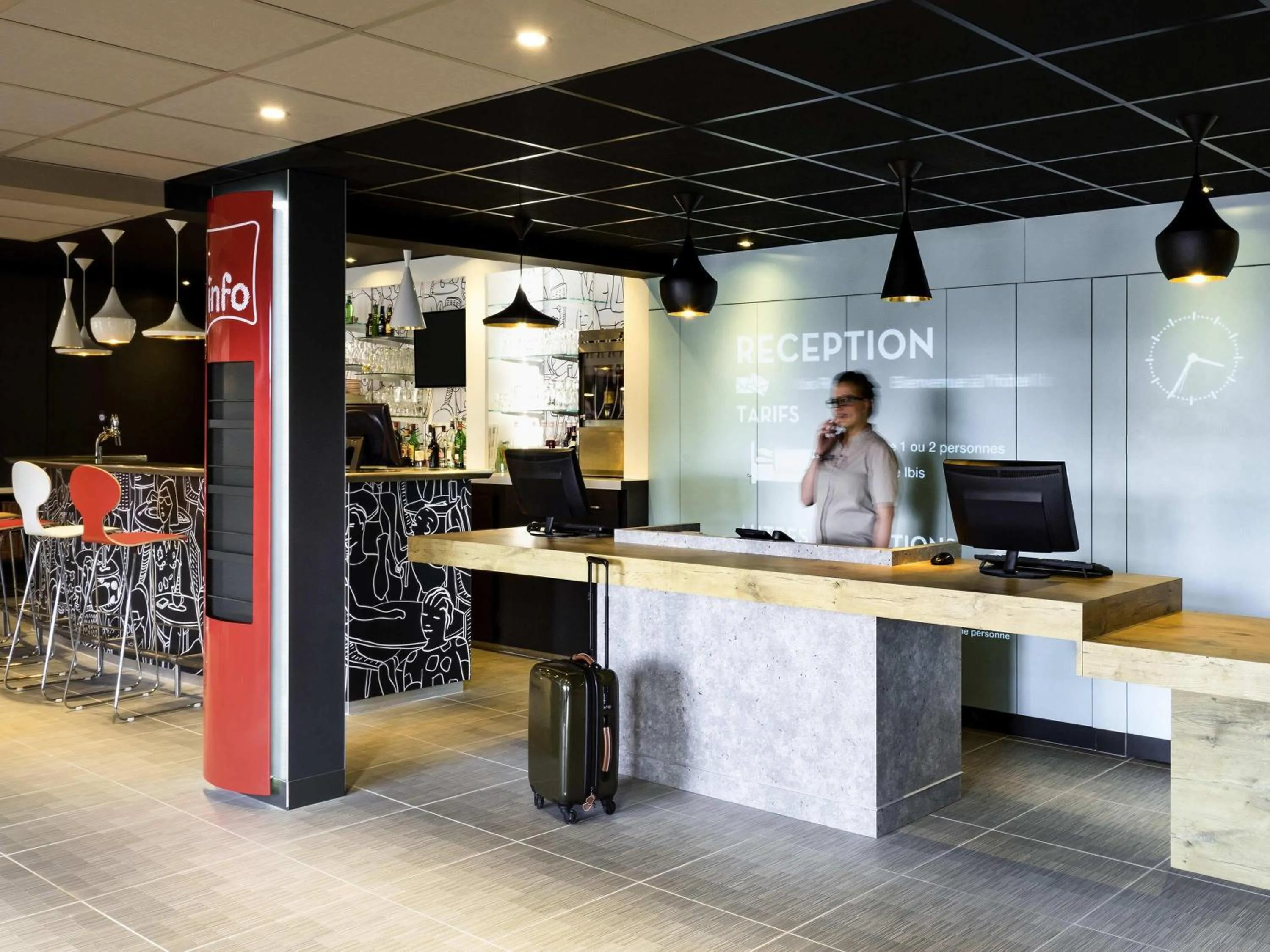Property building in Ibis Roanne Le Coteau Hotel Restaurant
