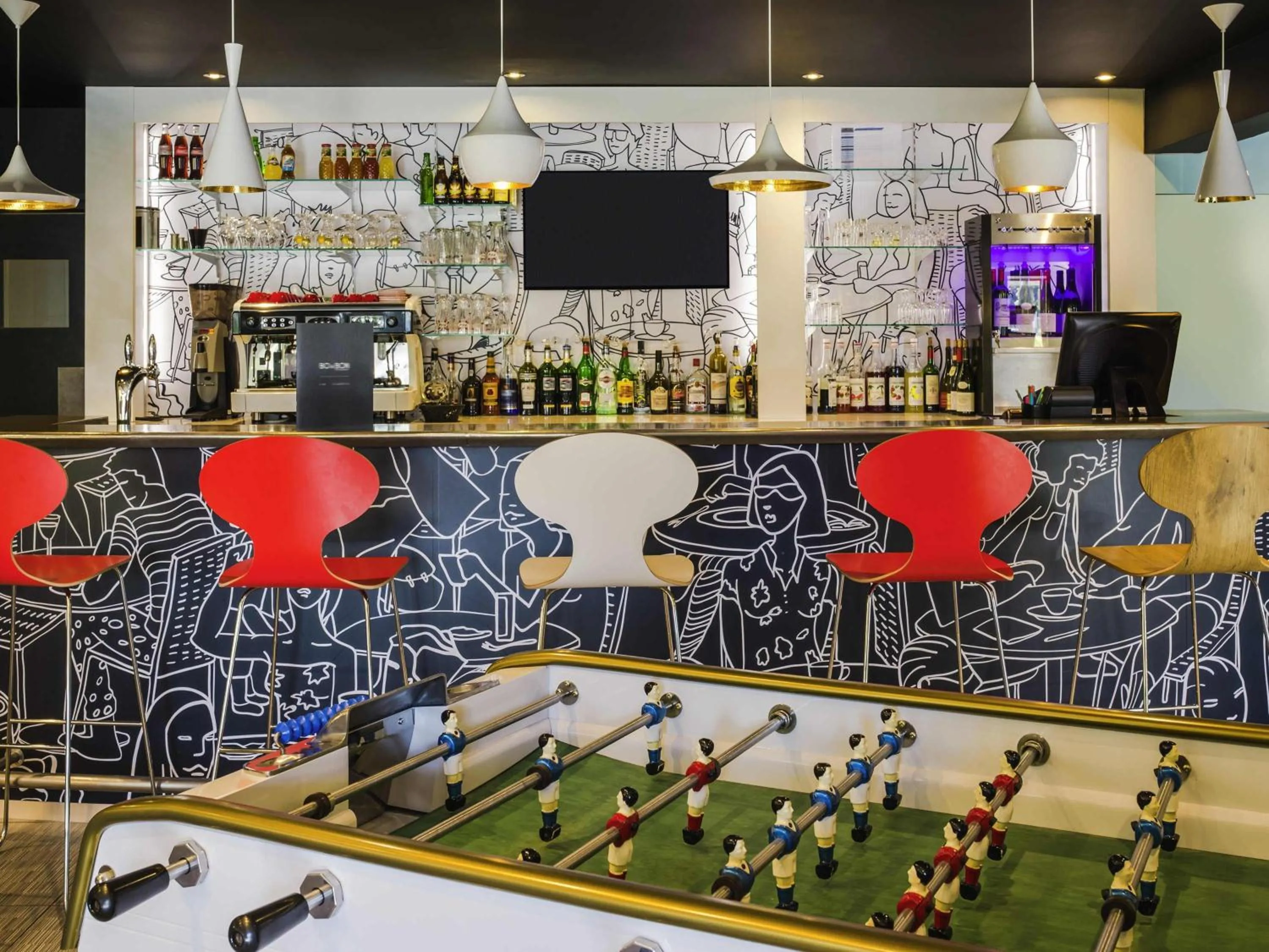 Lounge or bar in Ibis Roanne Le Coteau Hotel Restaurant