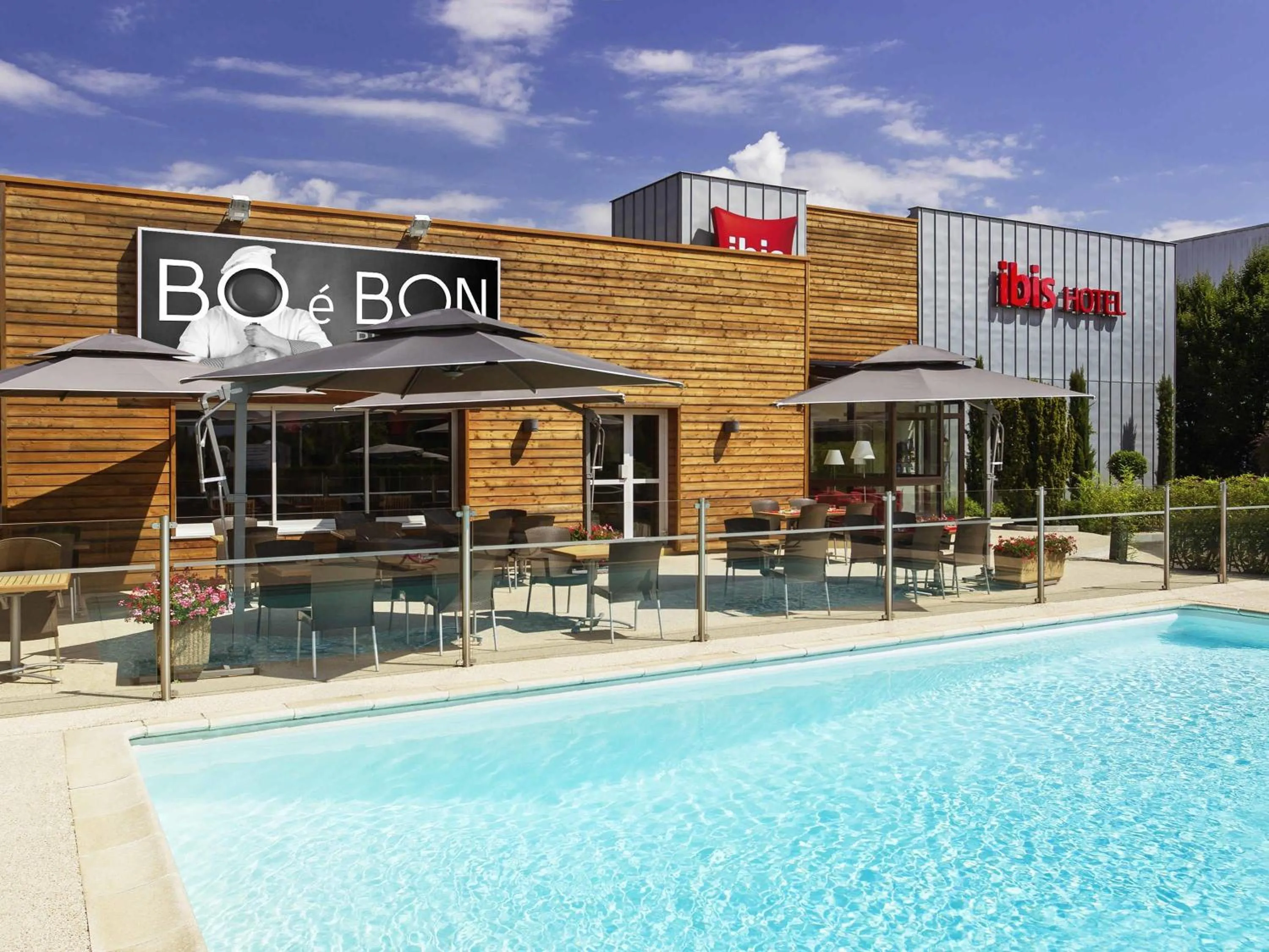 Property building in Ibis Roanne Le Coteau Hotel Restaurant