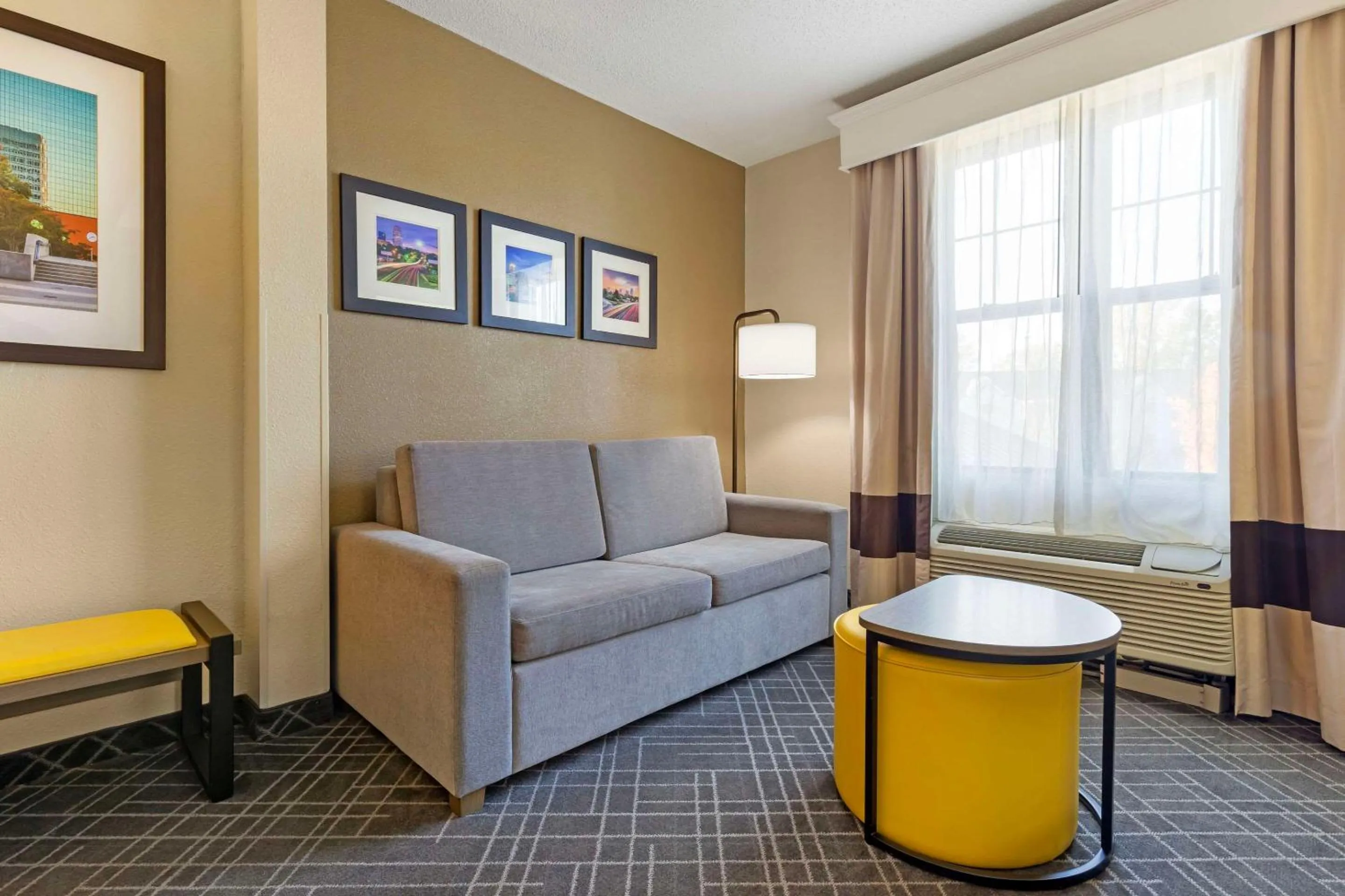 Bedroom in Comfort Suites Hanes Mall