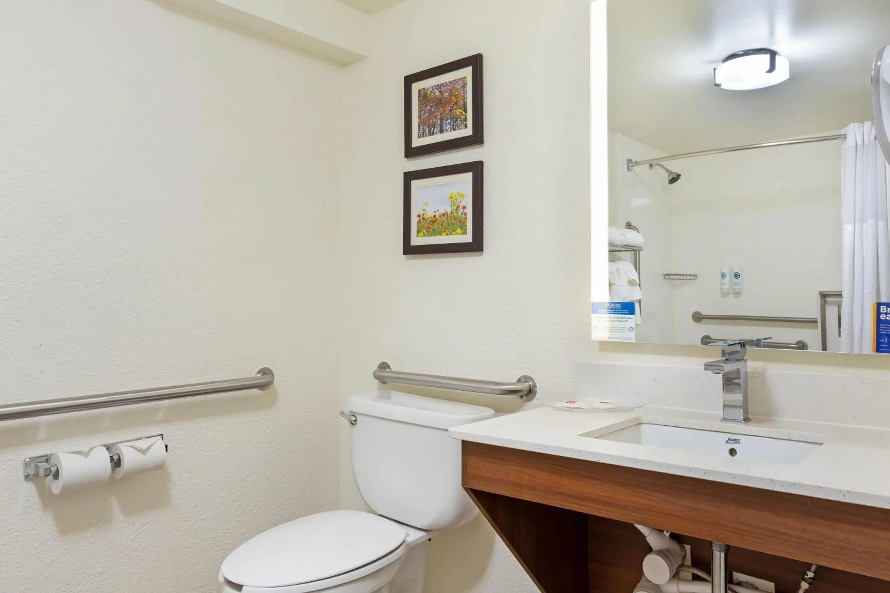 Bedroom in Comfort Suites Hanes Mall