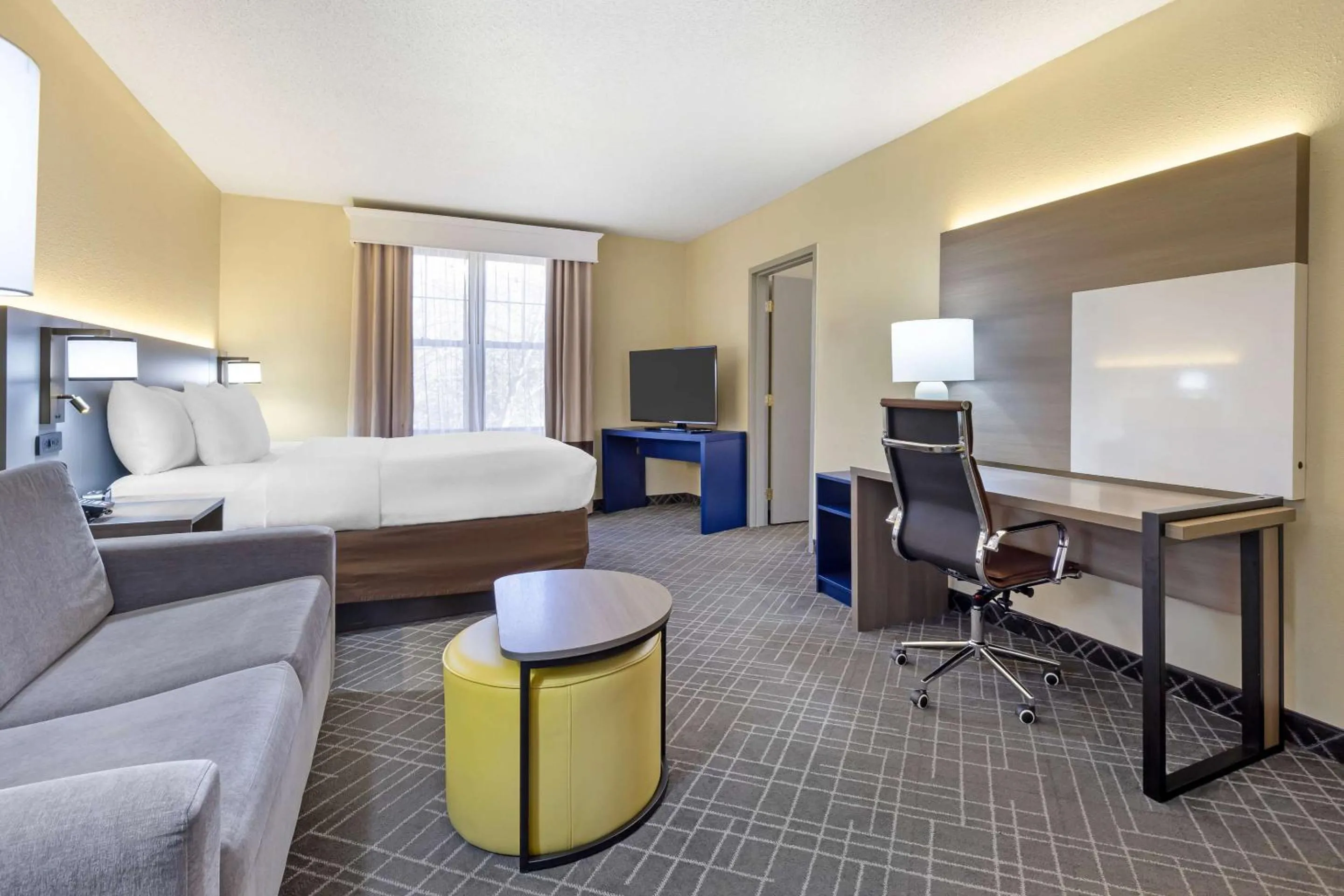 Bedroom, Bed in Comfort Suites Hanes Mall