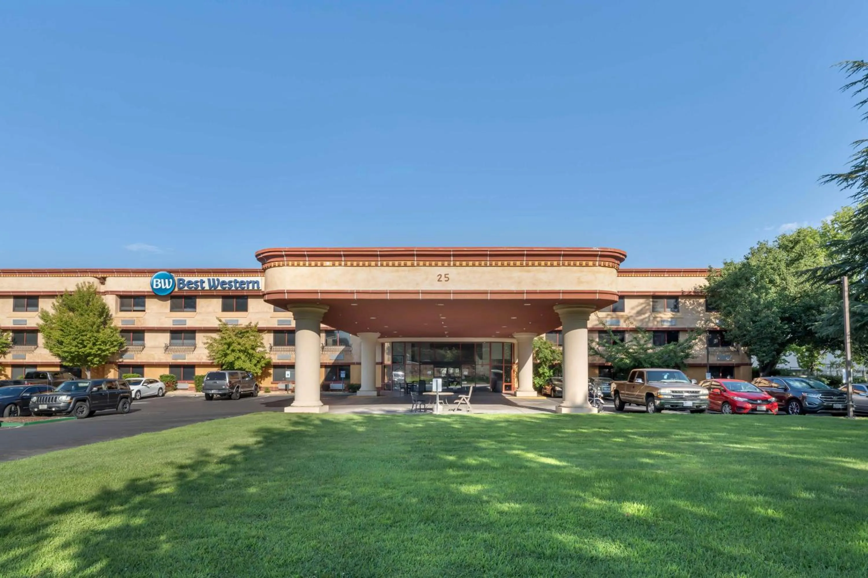 Property building in Best Western Heritage Inn Chico