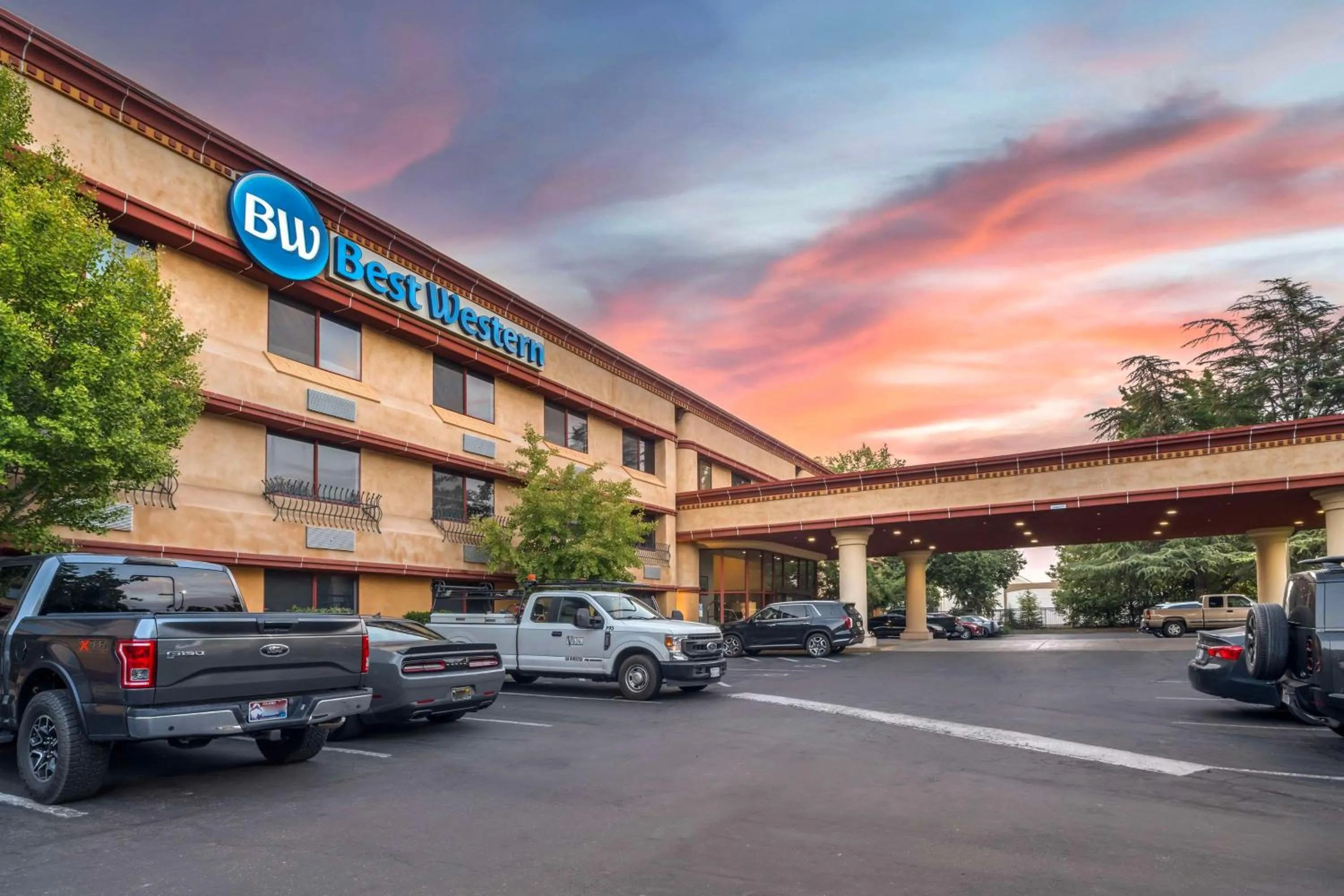 Property building in Best Western Heritage Inn Chico