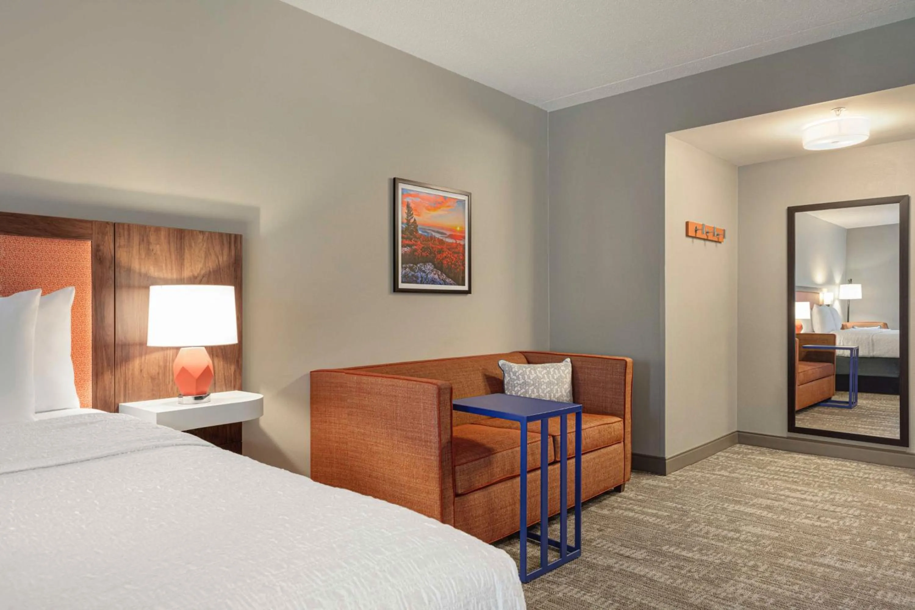 Living room, Bed in Hampton Inn Waynesboro/Stuarts Draft