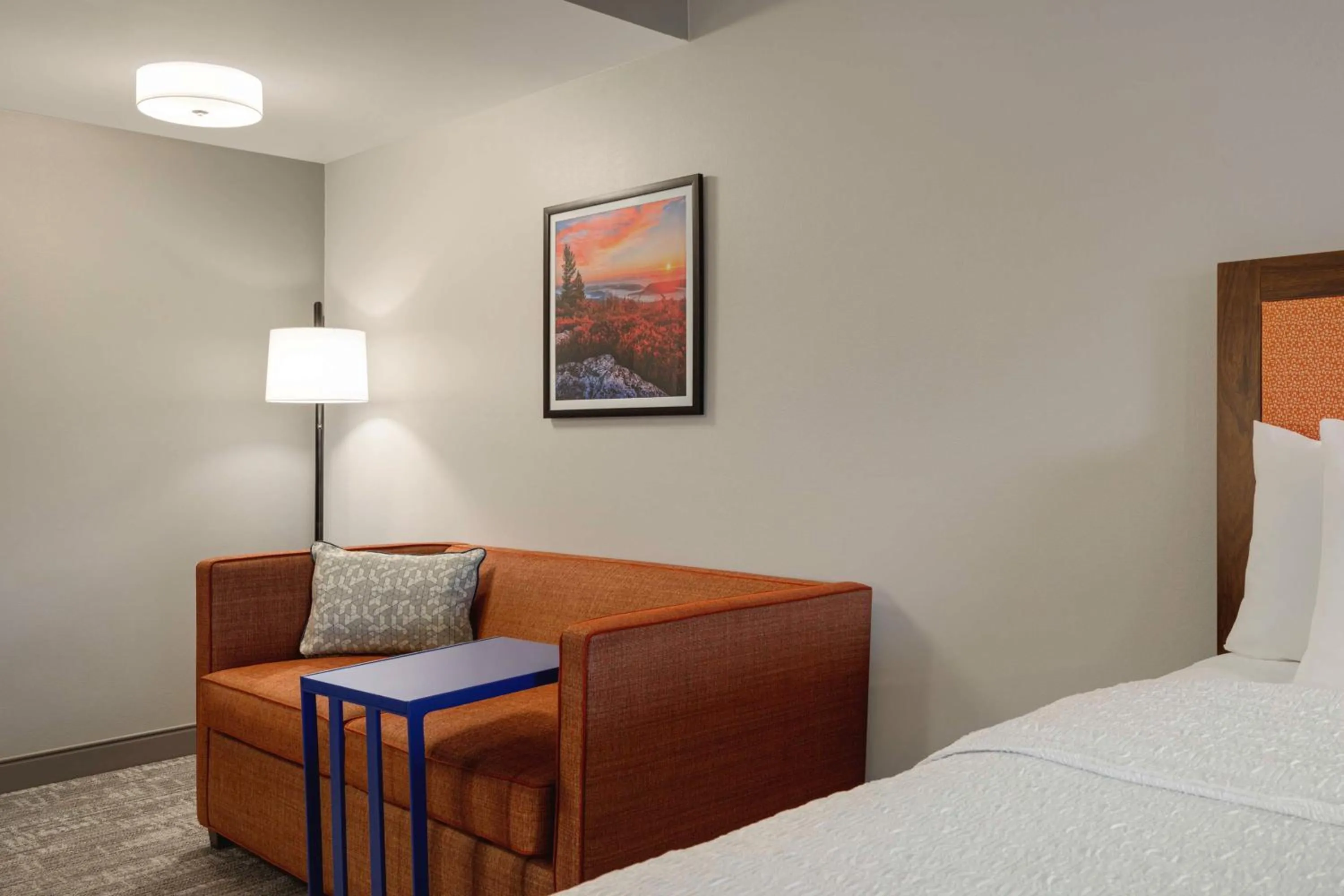 Living room, Bed in Hampton Inn Waynesboro/Stuarts Draft