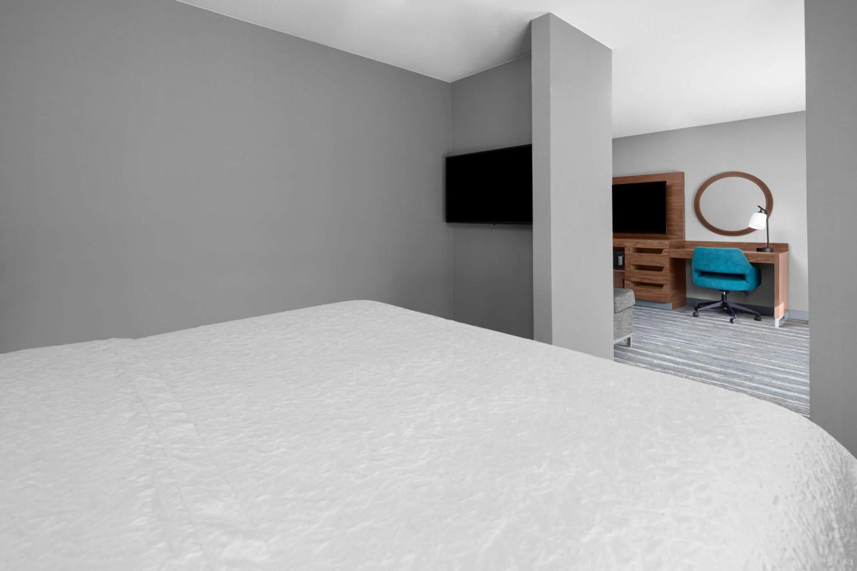 Bedroom, Bed in Hampton Inn Phoenix - Biltmore