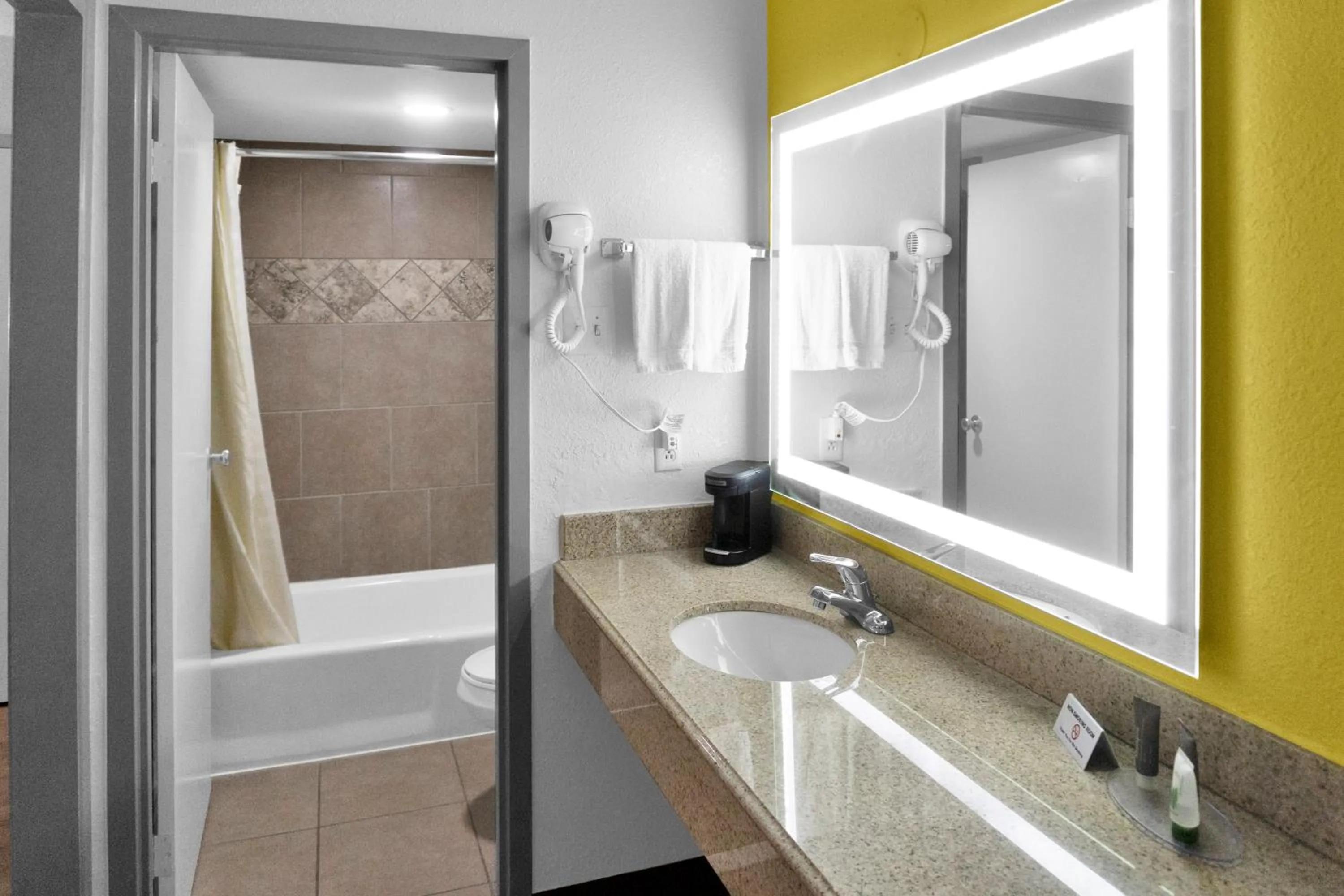 Bathroom in Econo Lodge Carlsbad Caverns Area