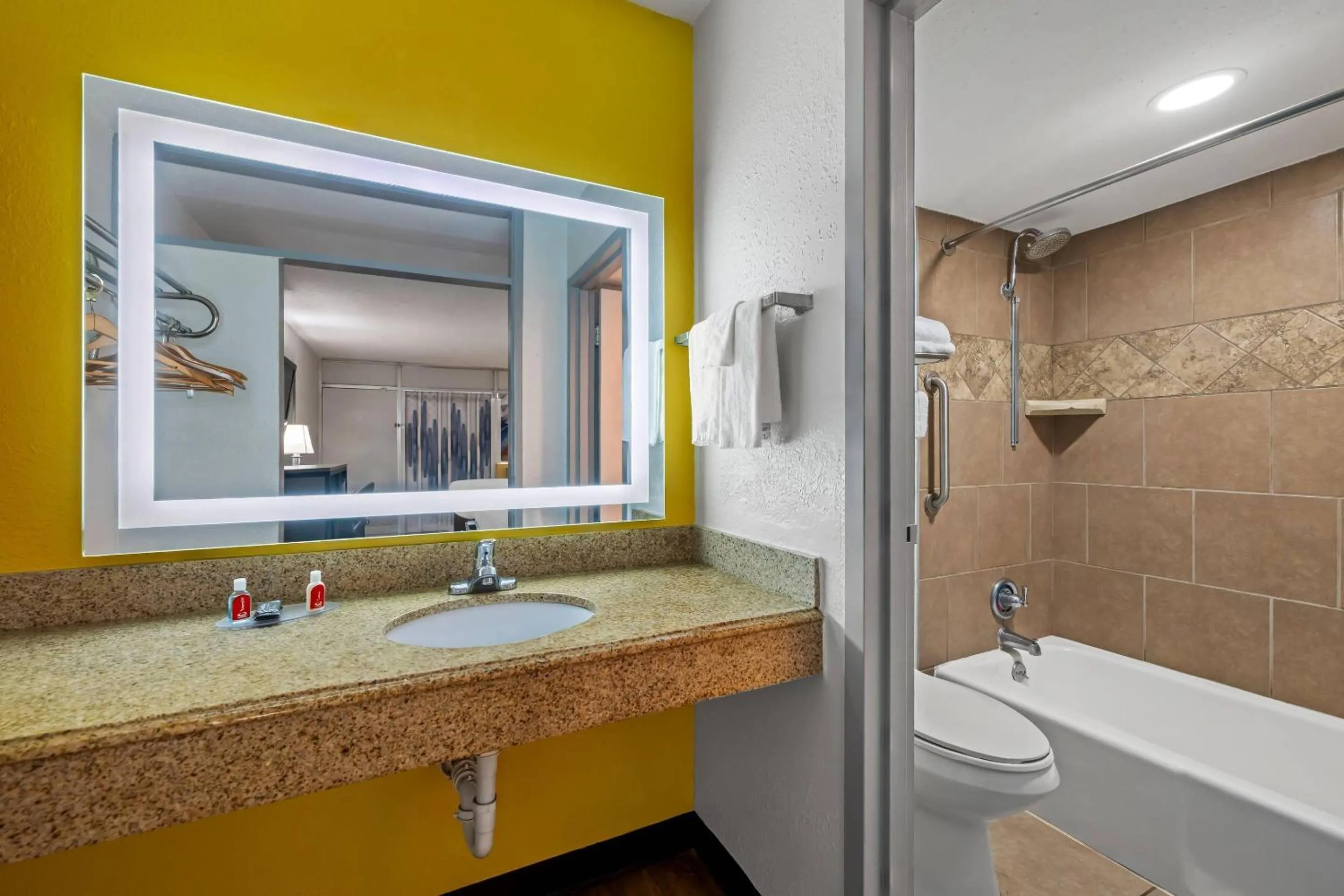 Bedroom in Econo Lodge Carlsbad Caverns Area