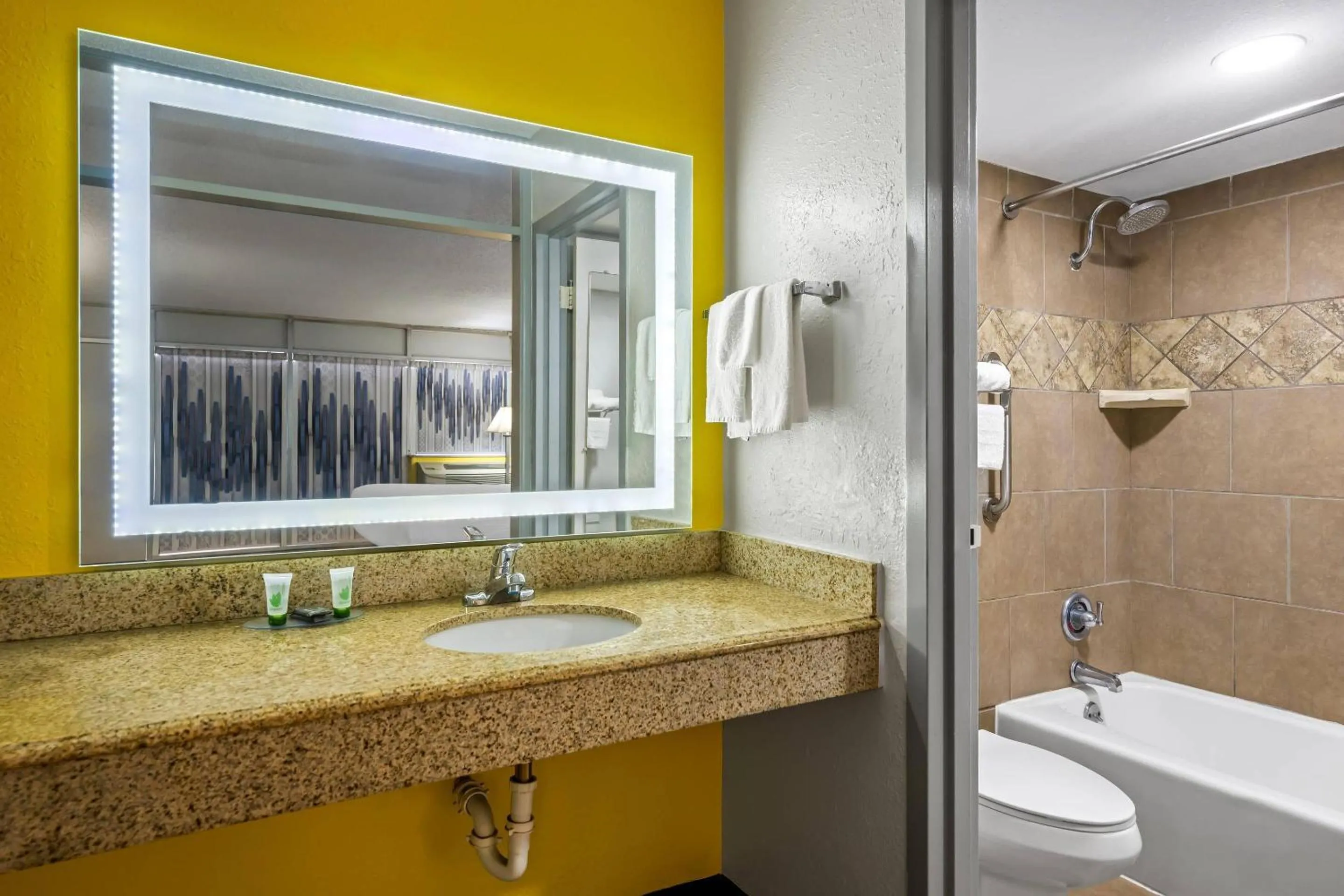 Bedroom in Econo Lodge Carlsbad Caverns Area