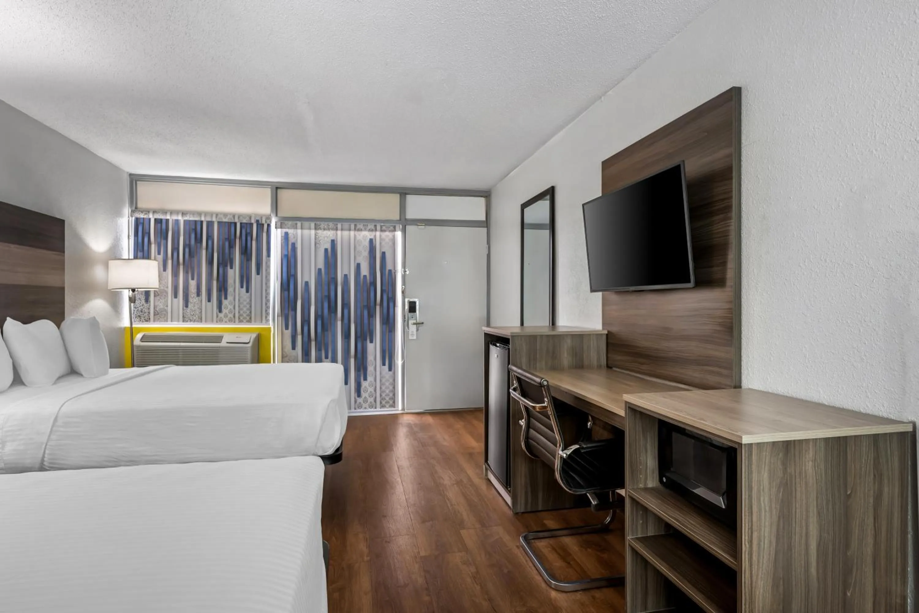 Bed in Econo Lodge Carlsbad Caverns Area