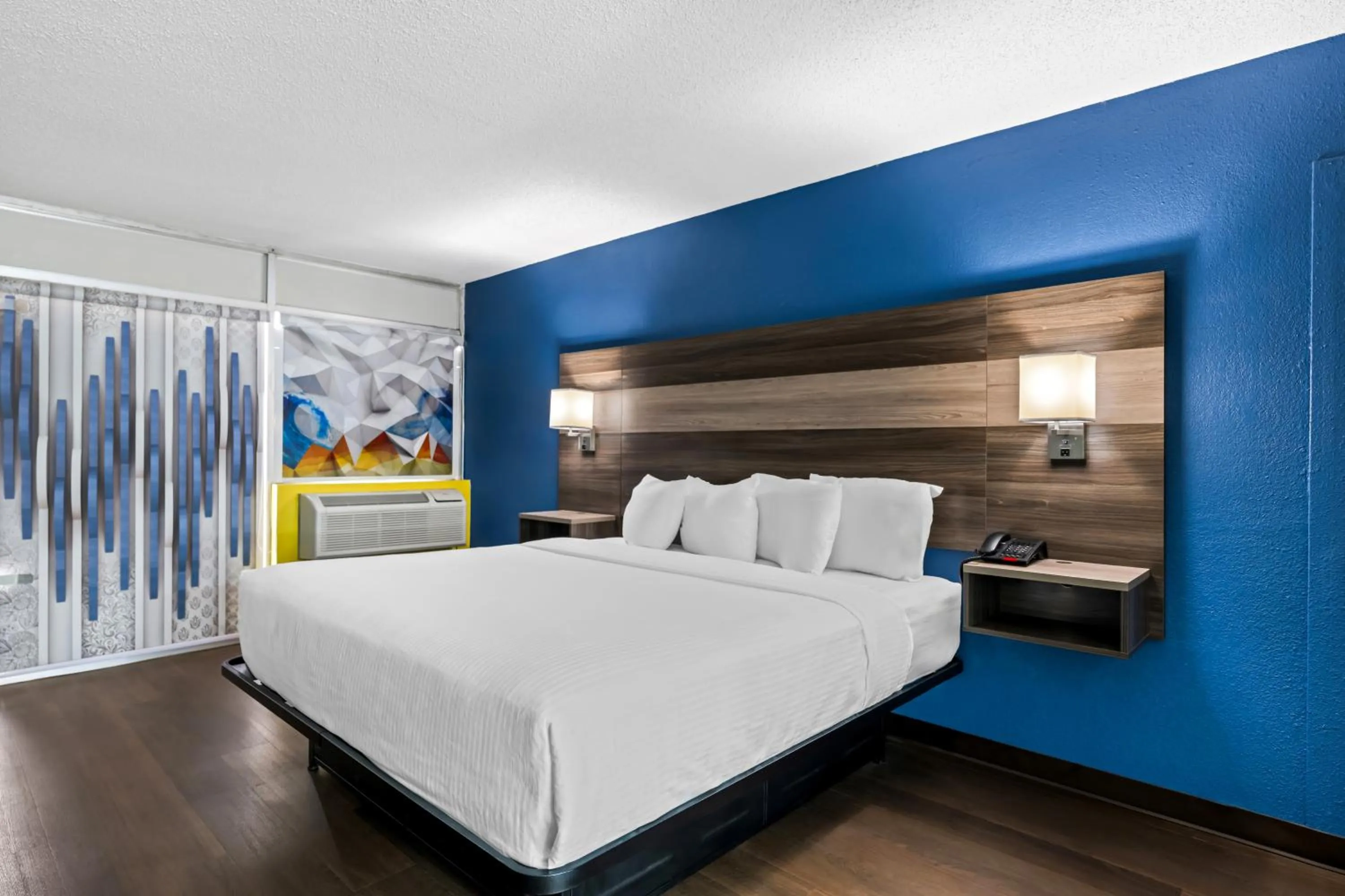 Bed in Econo Lodge Carlsbad Caverns Area