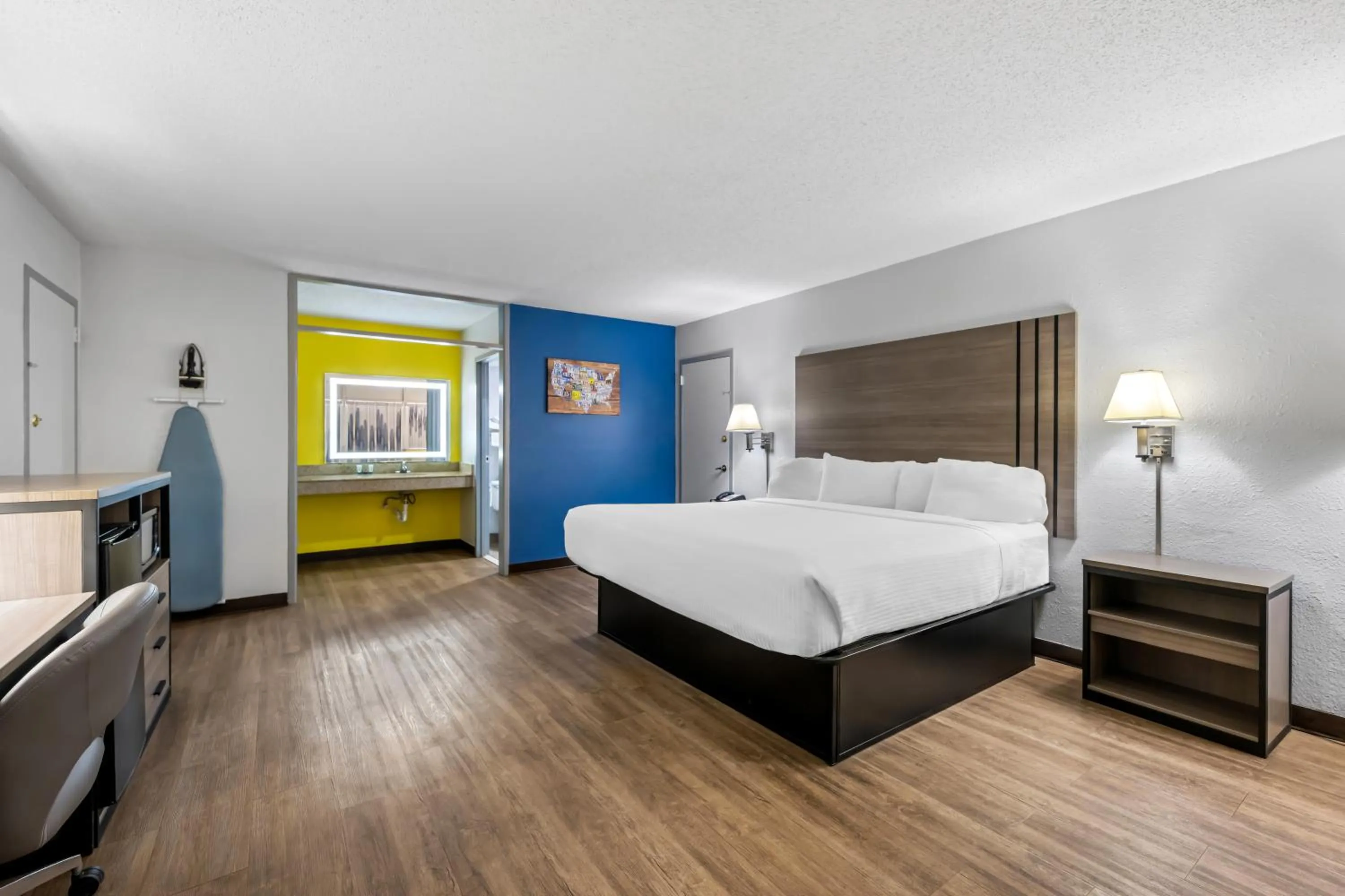 Bed in Econo Lodge Carlsbad Caverns Area