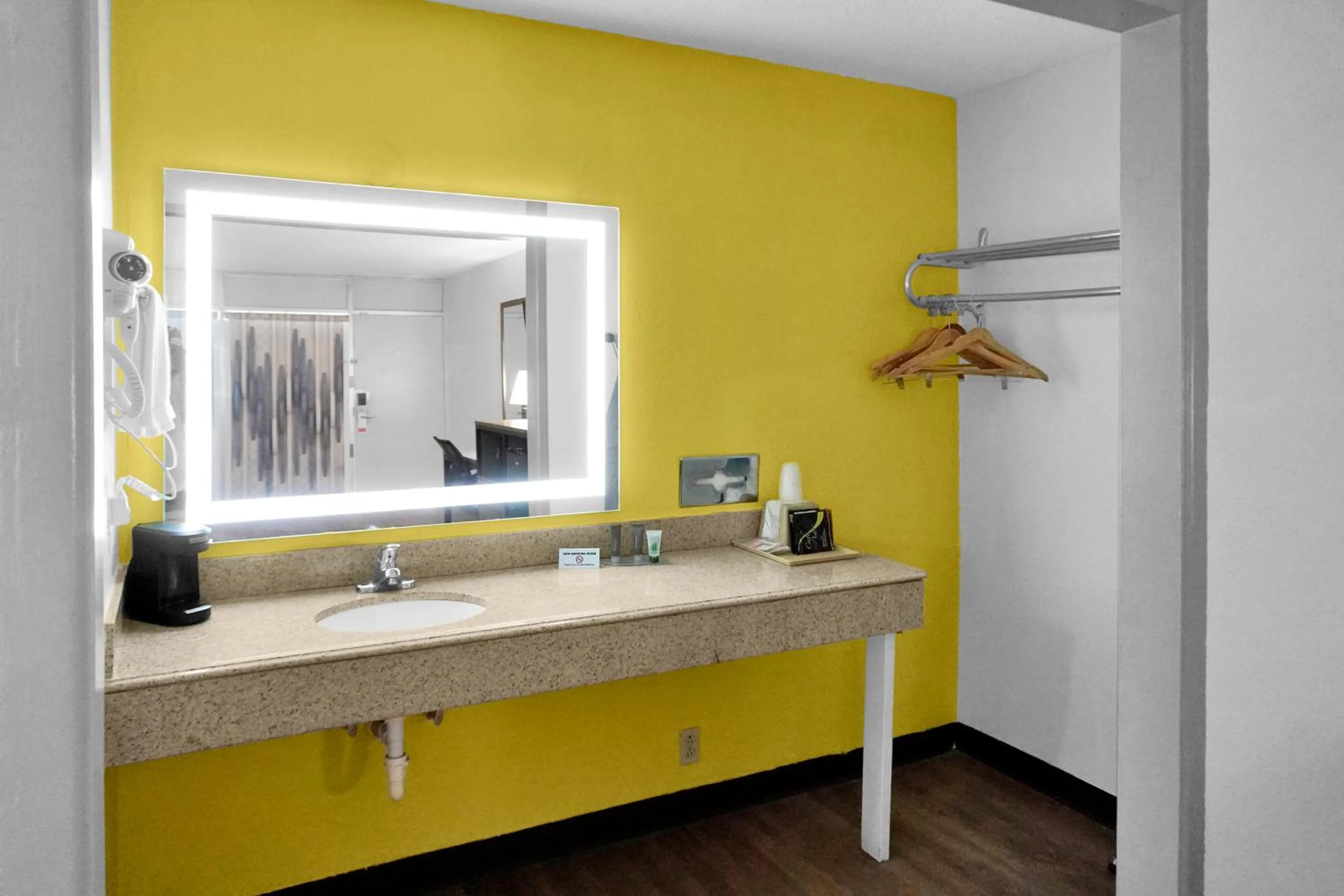 Bathroom in Econo Lodge Carlsbad Caverns Area