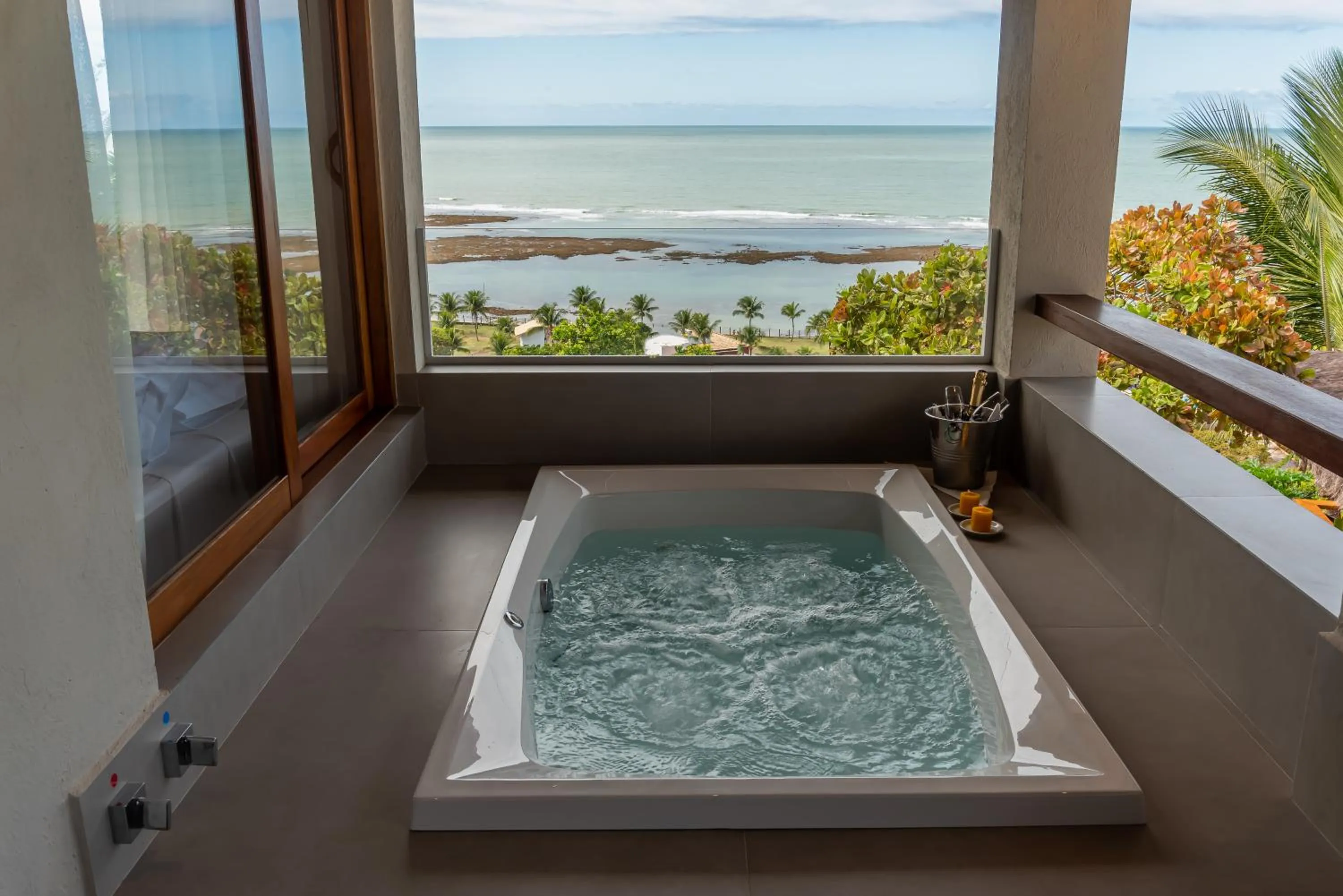 Hot Tub in Hotel Paraiso do Morro