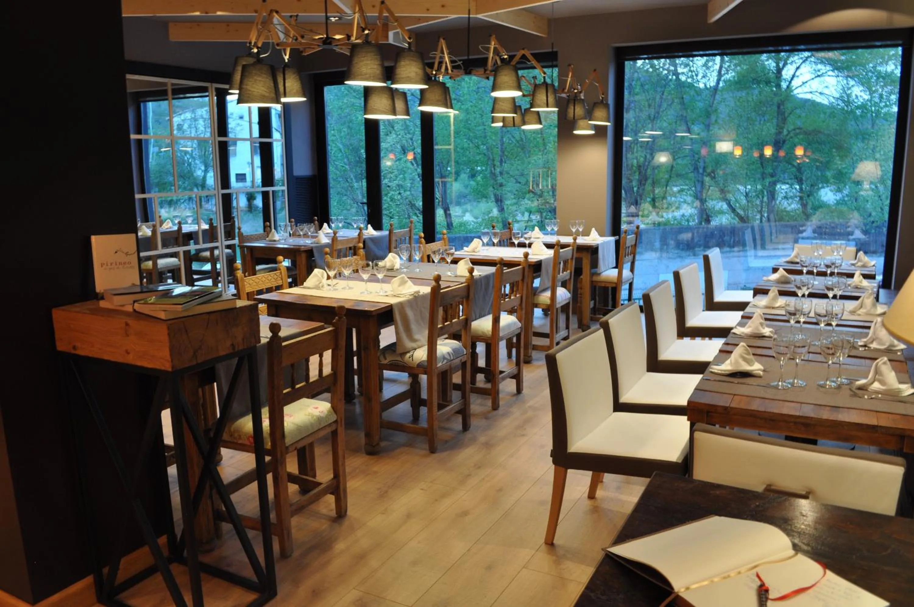 Restaurant/places to eat in Alojamientos Ainsa Sanchez