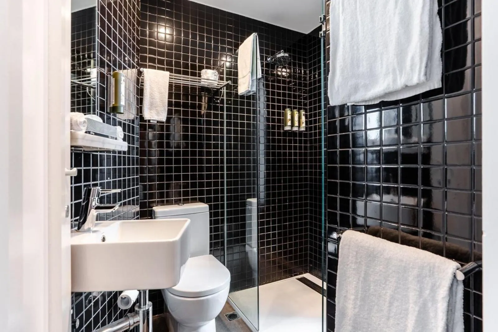 Bathroom in Middle Park Hotel