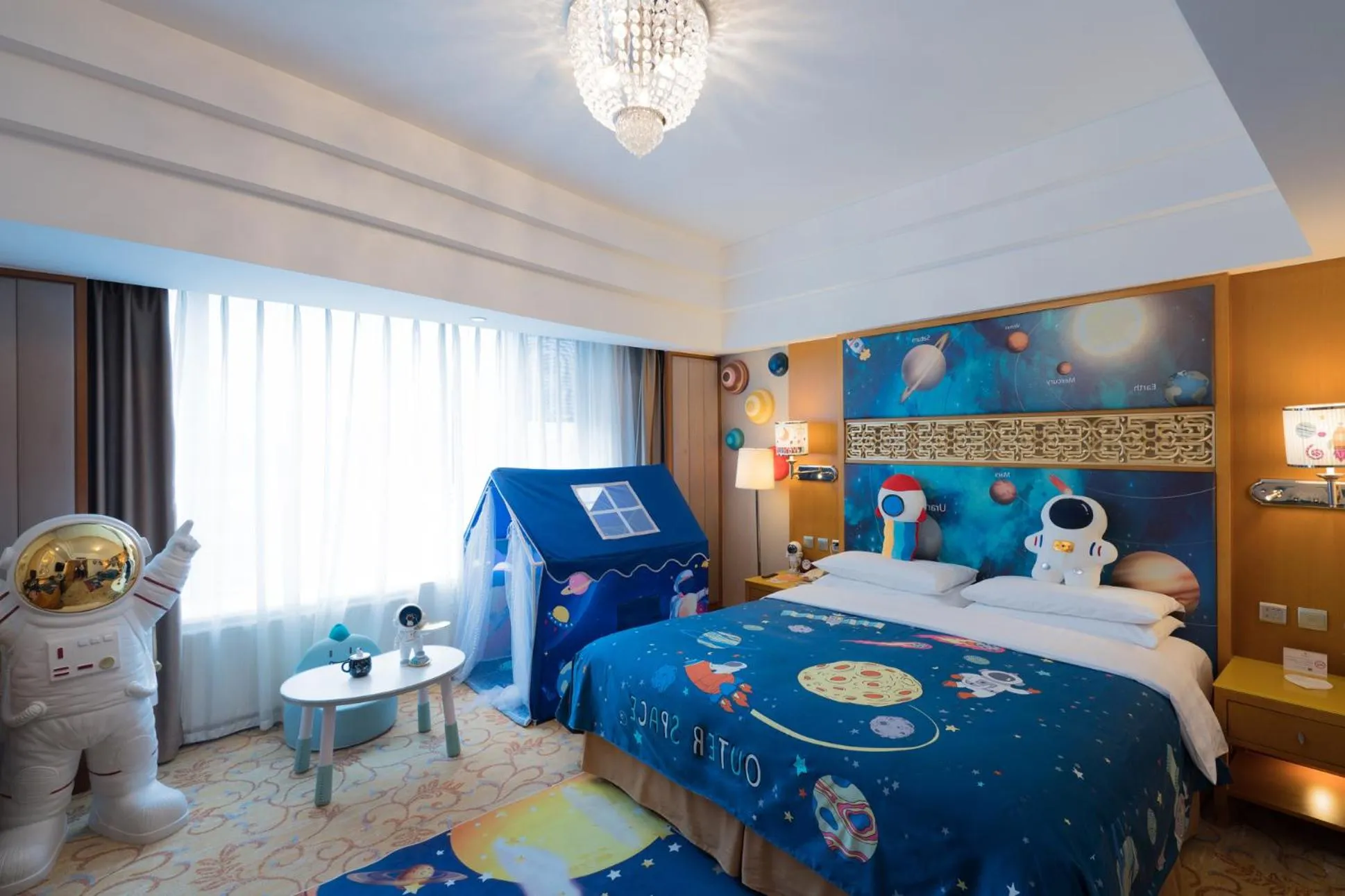 Photo of the whole room, Bed in Shangri-La Huhhot