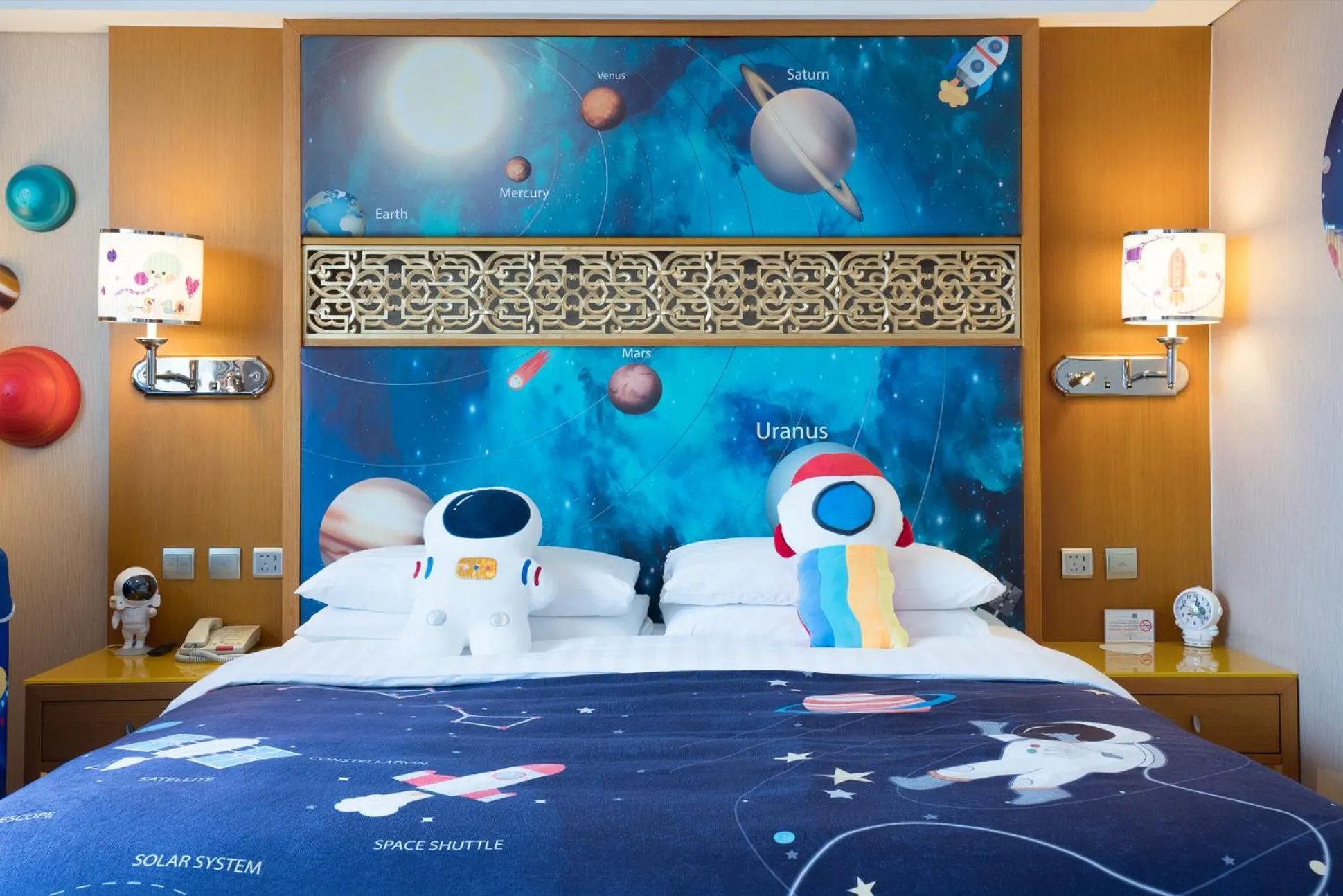 Photo of the whole room, Bed in Shangri-La Huhhot