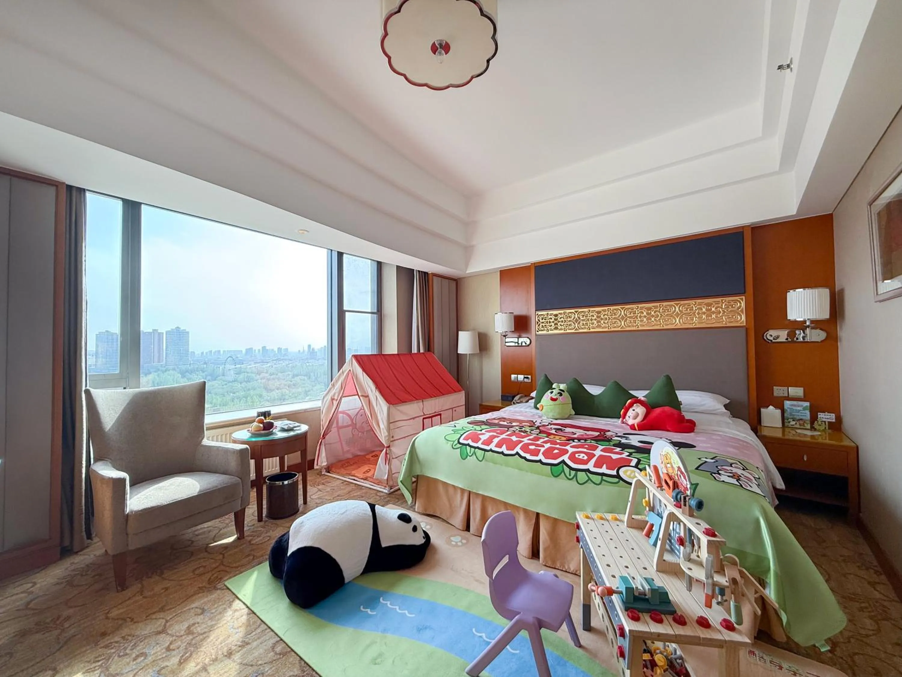 Photo of the whole room, Bed in Shangri-La Huhhot