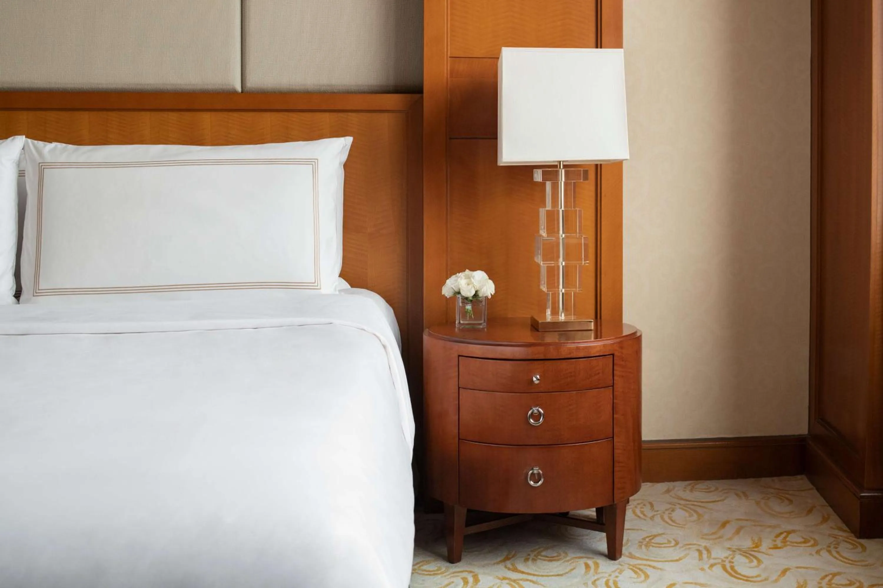 Photo of the whole room, Bed in Shangri-La Huhhot