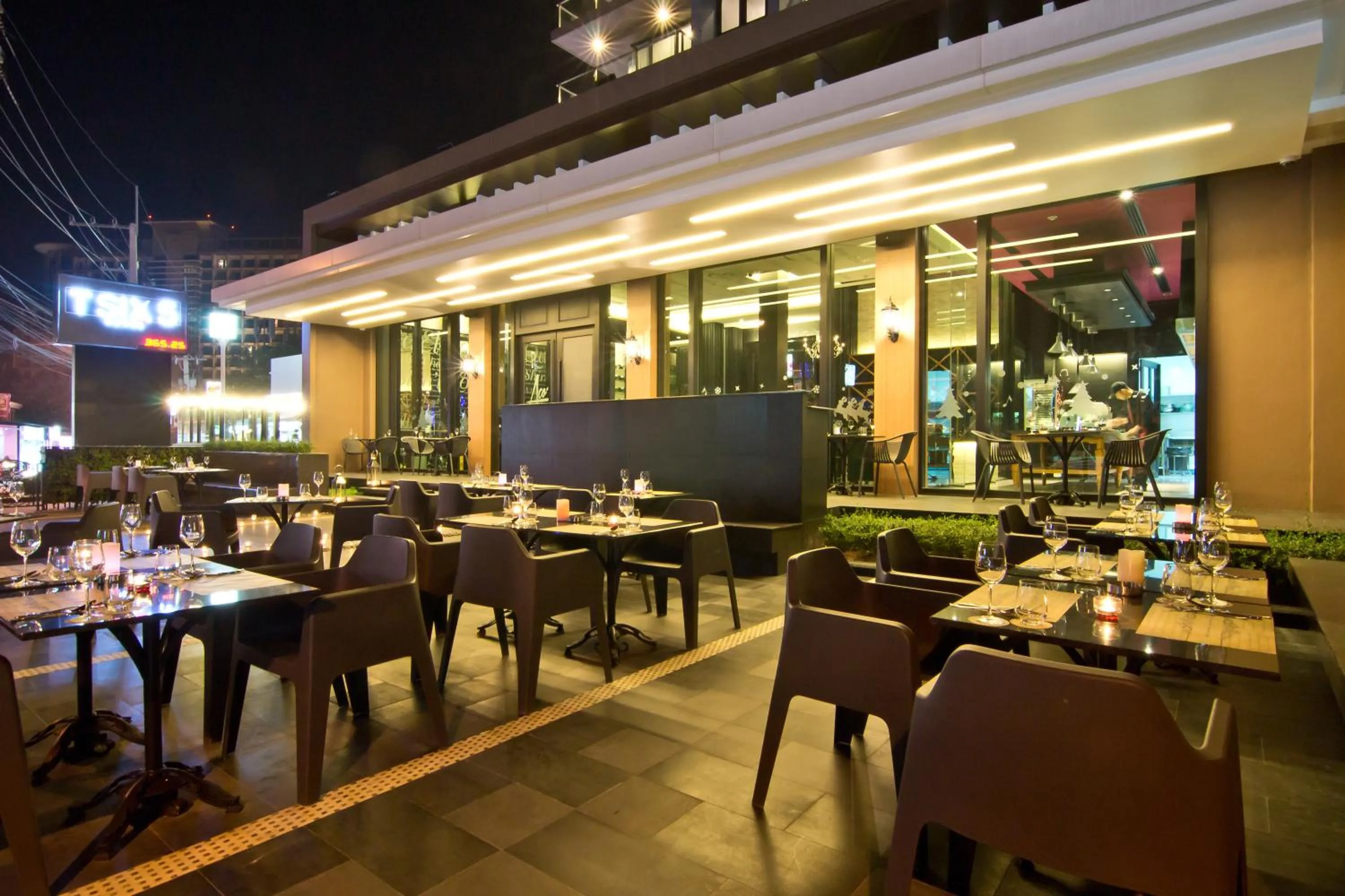 Restaurant/places to eat in Tsix5 Hotel