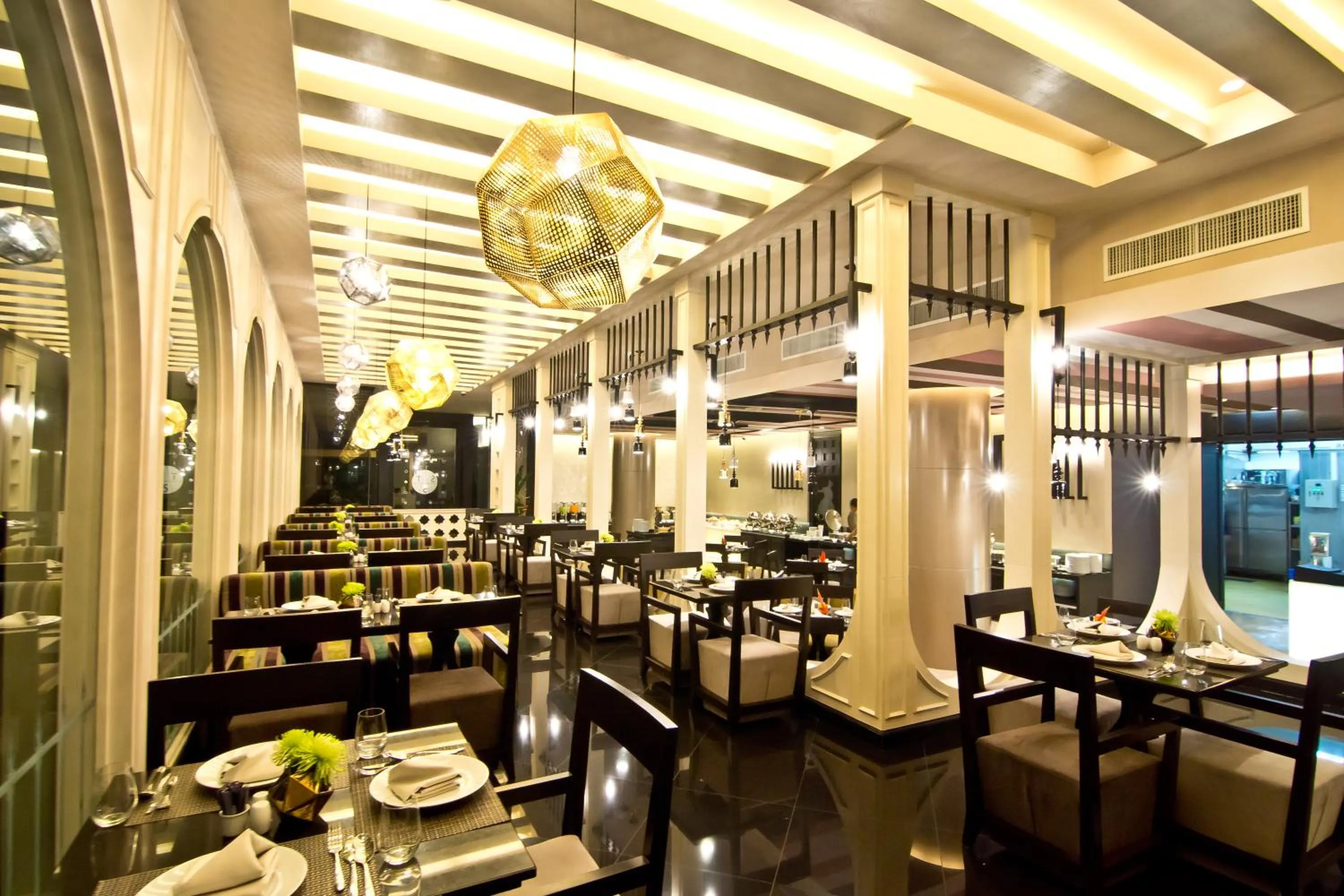 Restaurant/places to eat in Tsix5 Hotel