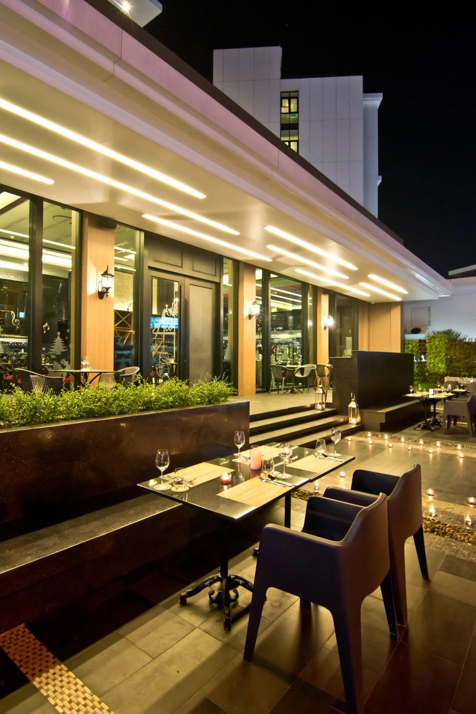 Restaurant/places to eat in Tsix5 Hotel