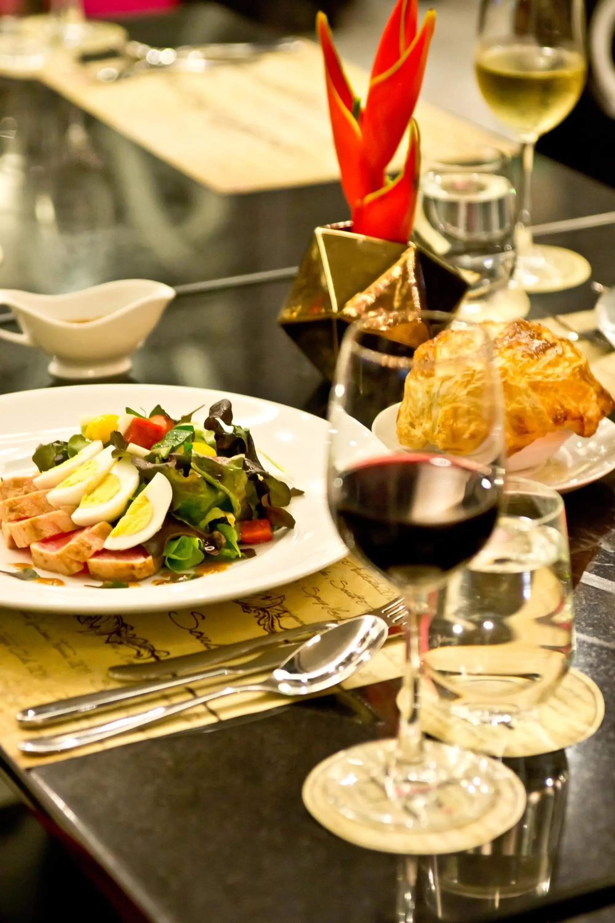 Restaurant/places to eat in Tsix5 Hotel