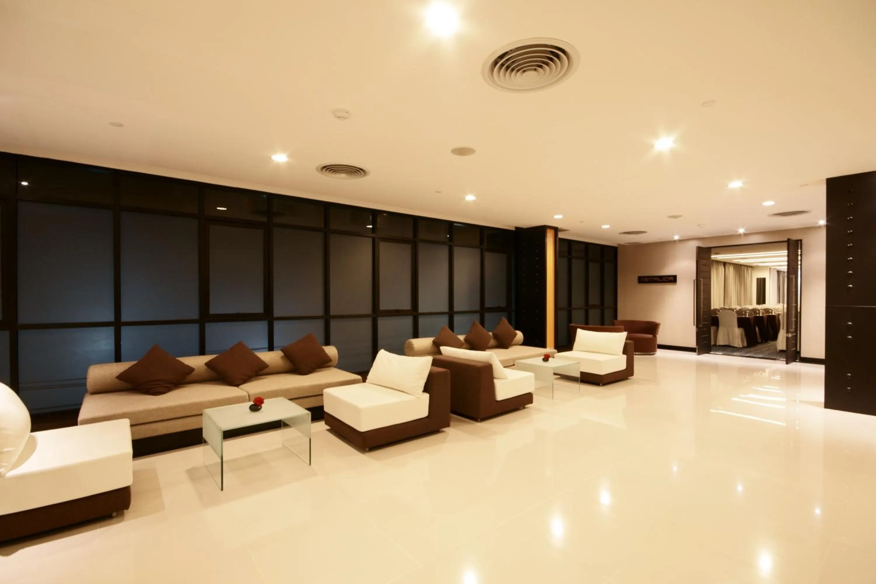 Lobby or reception in Tsix5 Hotel
