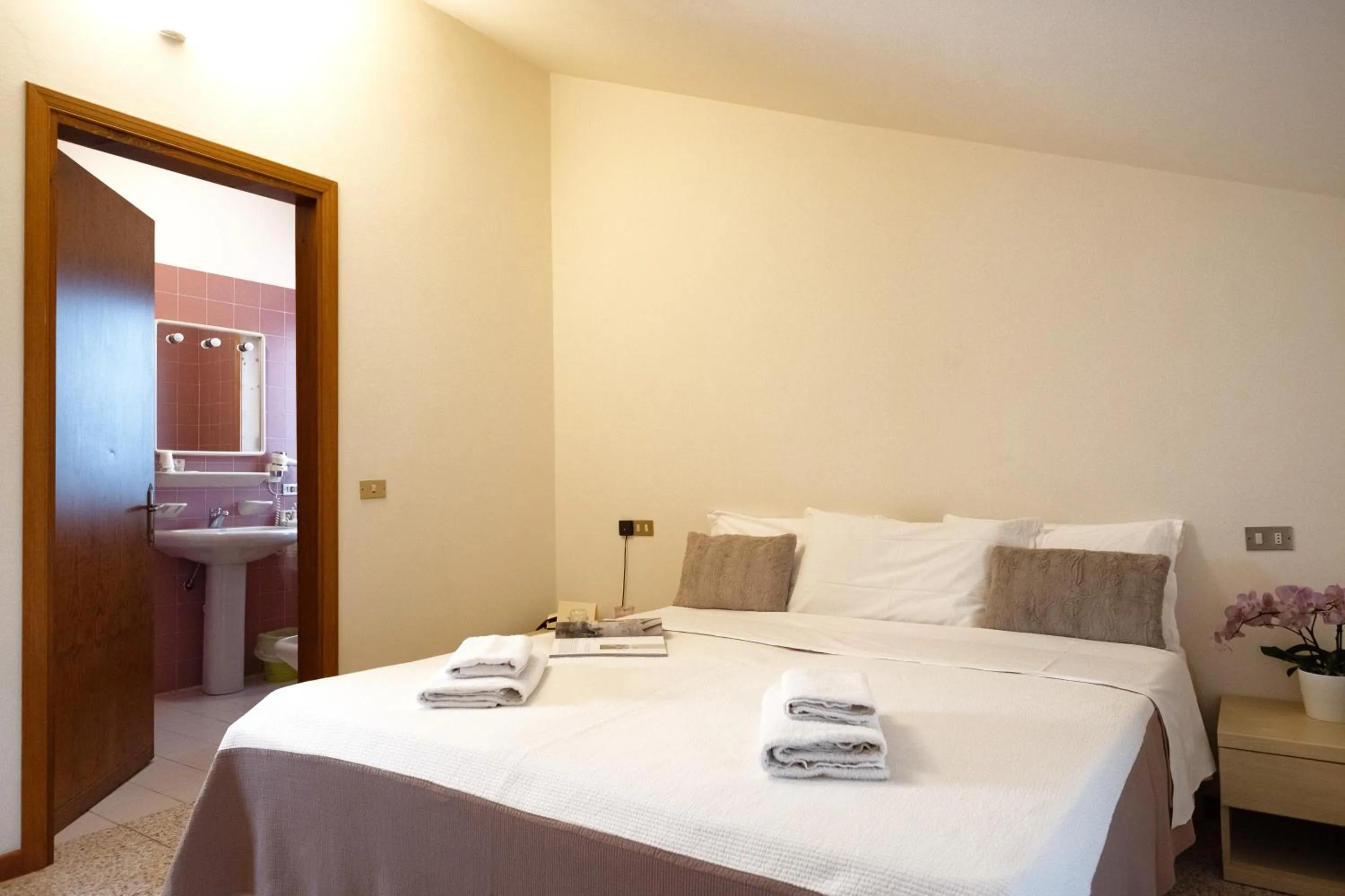 People, Bed in Albergo Trattoria Speranza