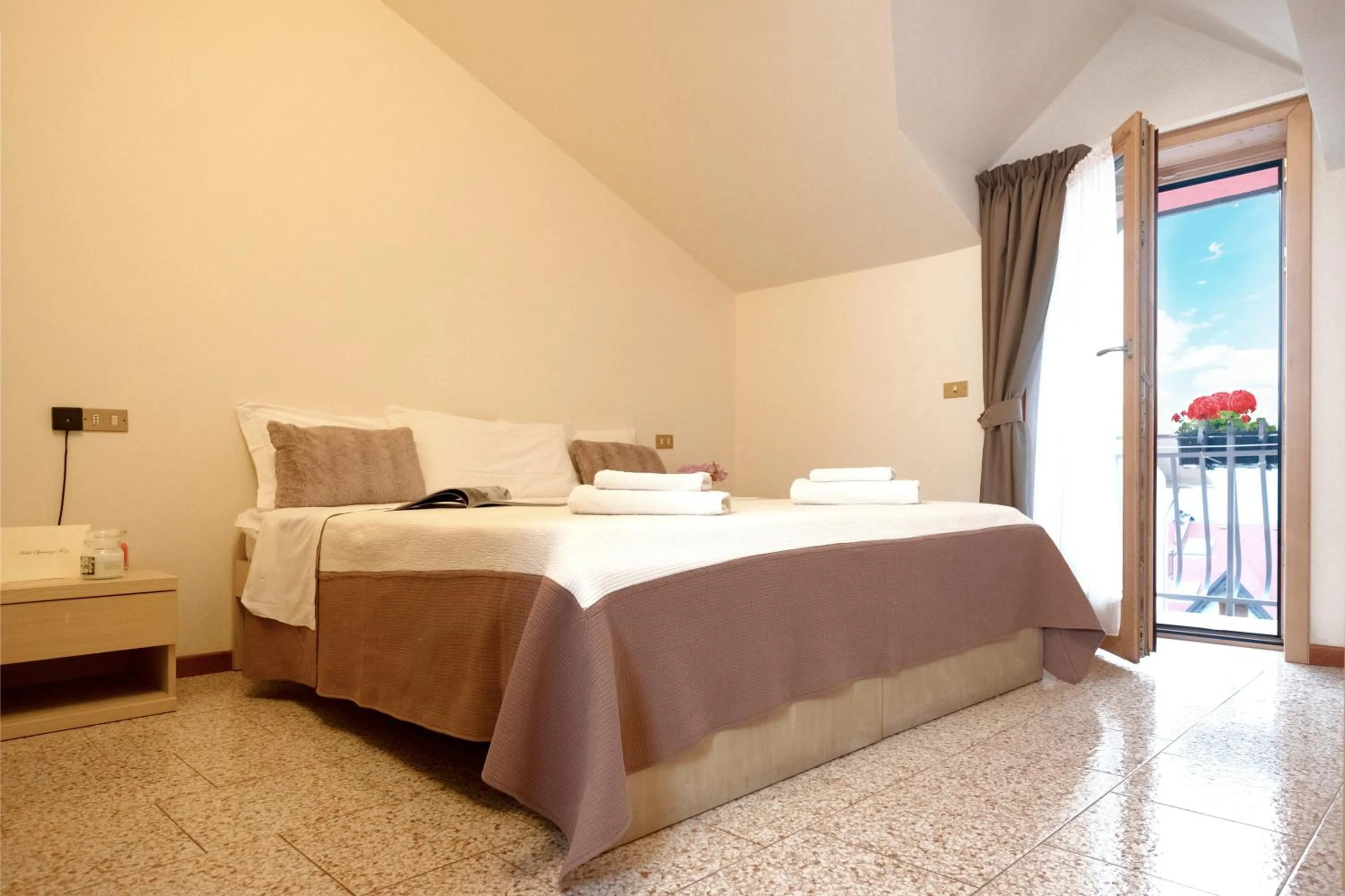 View (from property/room), Bed in Albergo Trattoria Speranza