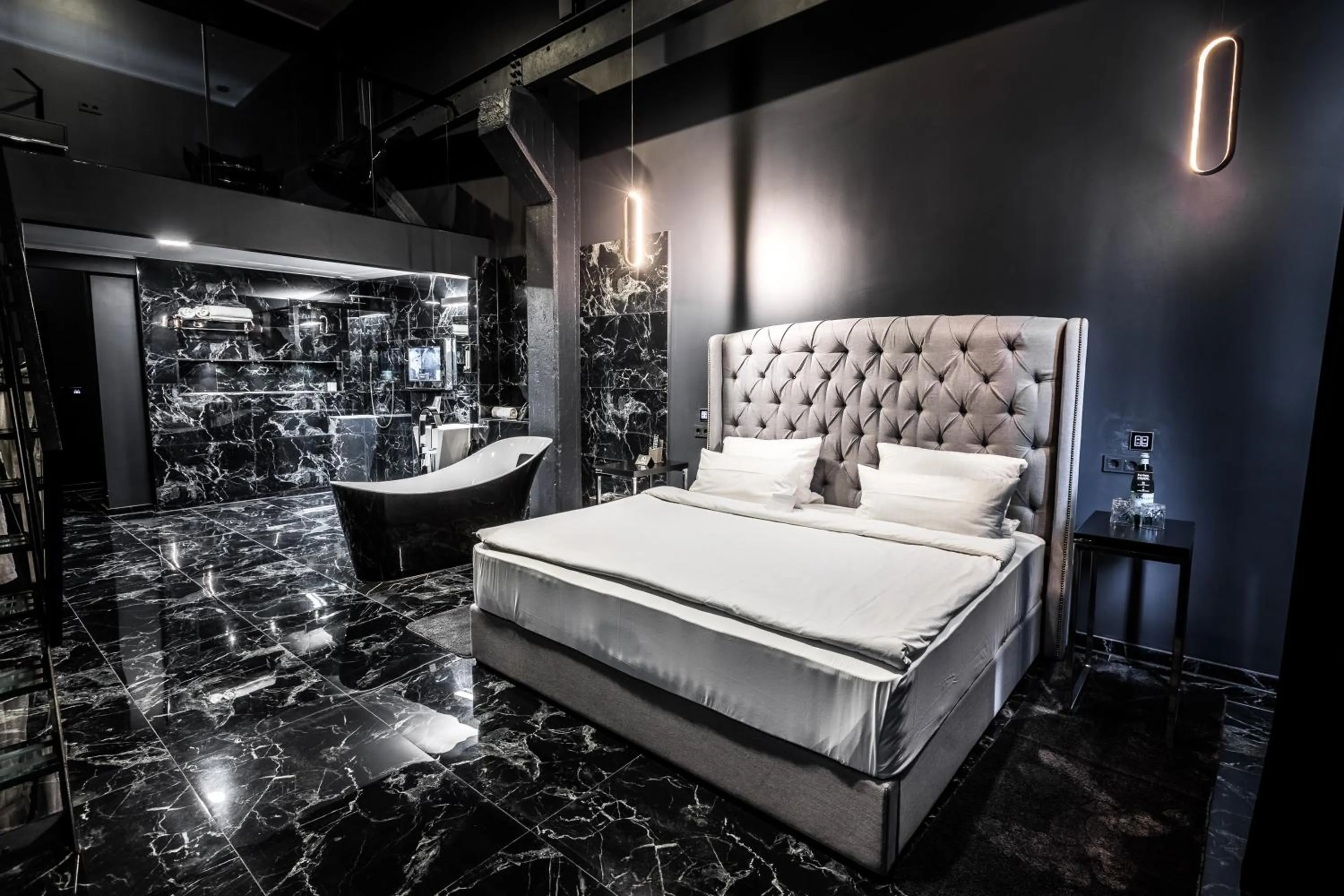 Bed in Black Hotels Köln