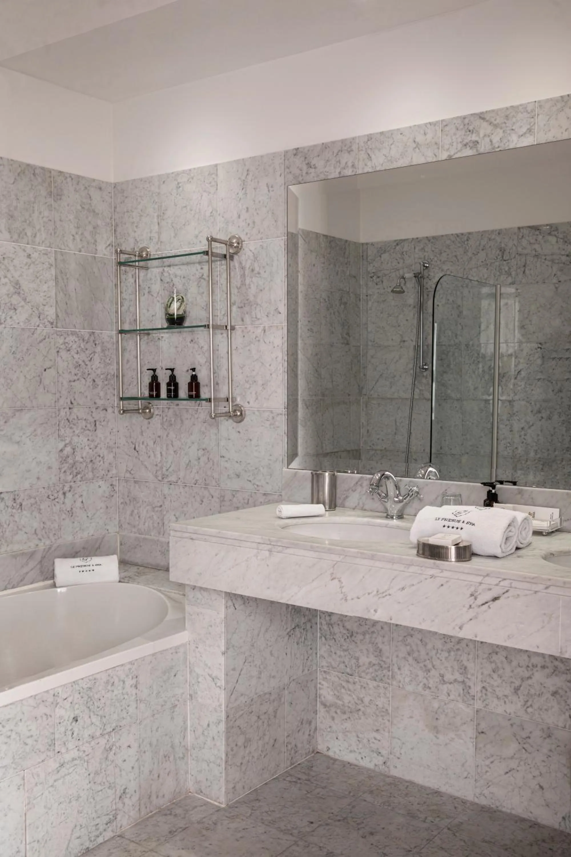 Shower in Le Phébus & Spa – Relais & Châteaux