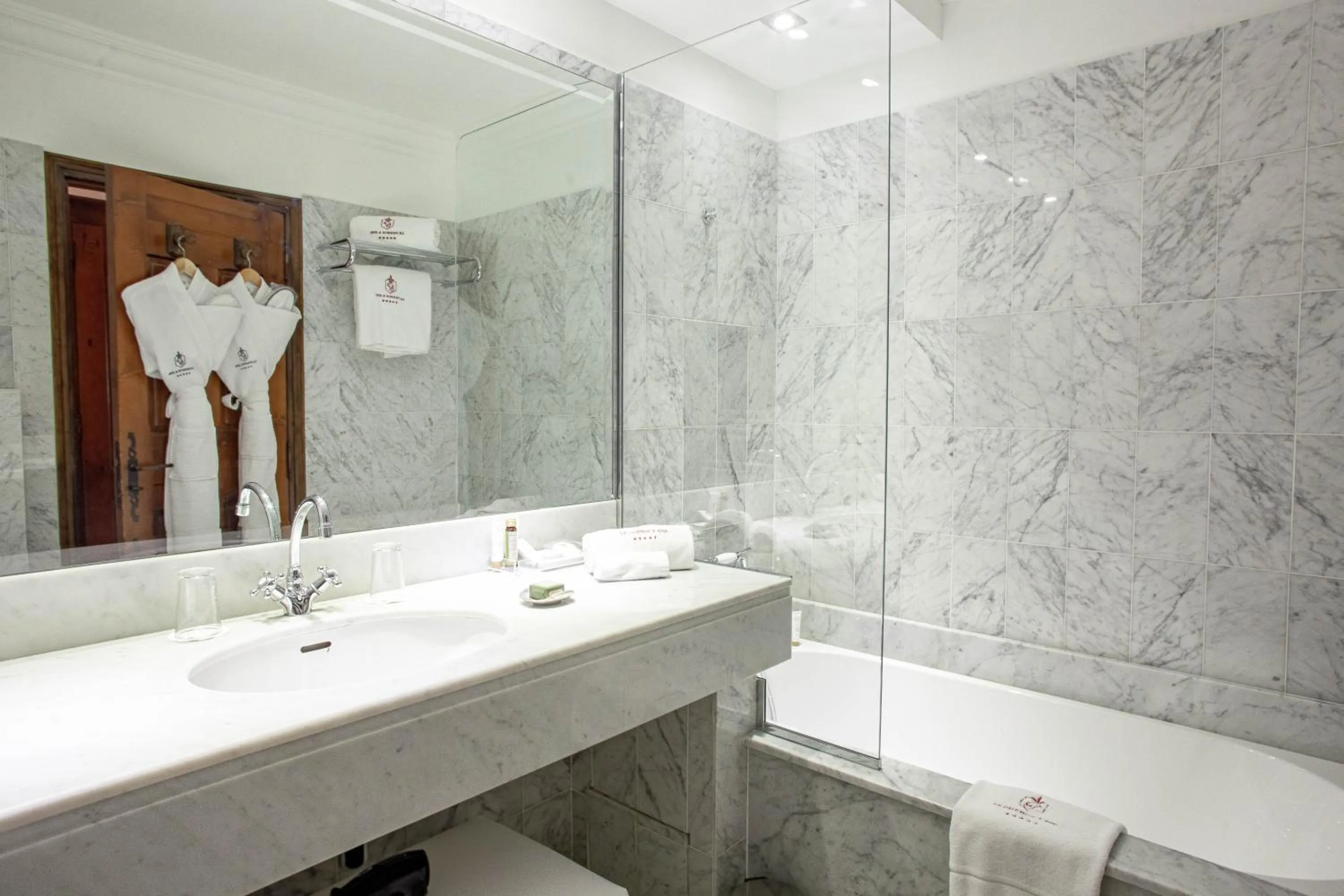 Shower in Le Phébus & Spa – Relais & Châteaux