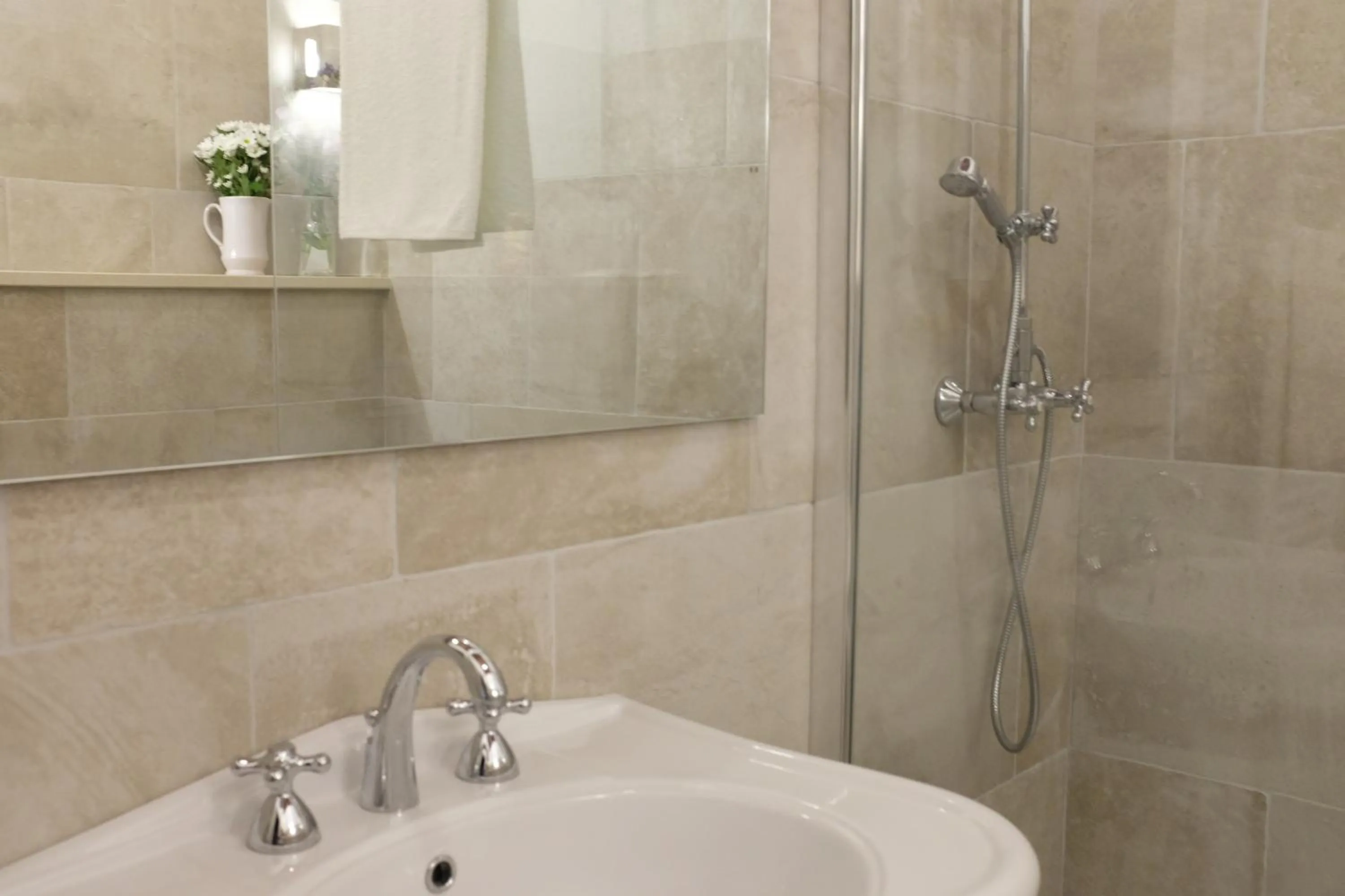 Shower in Masseria Fontana di Vite