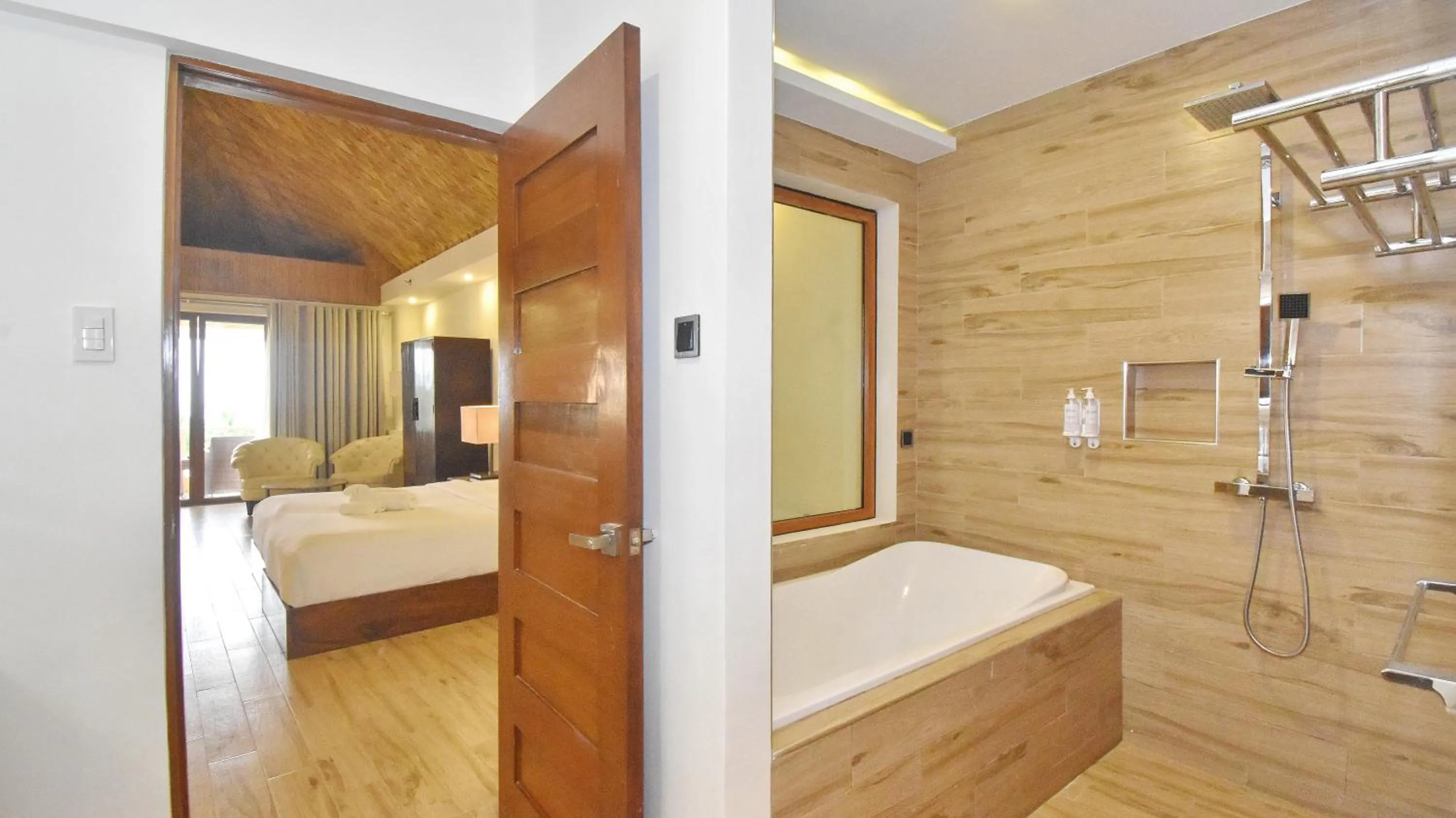 Bathroom, Bed in Ambassador In Paradise