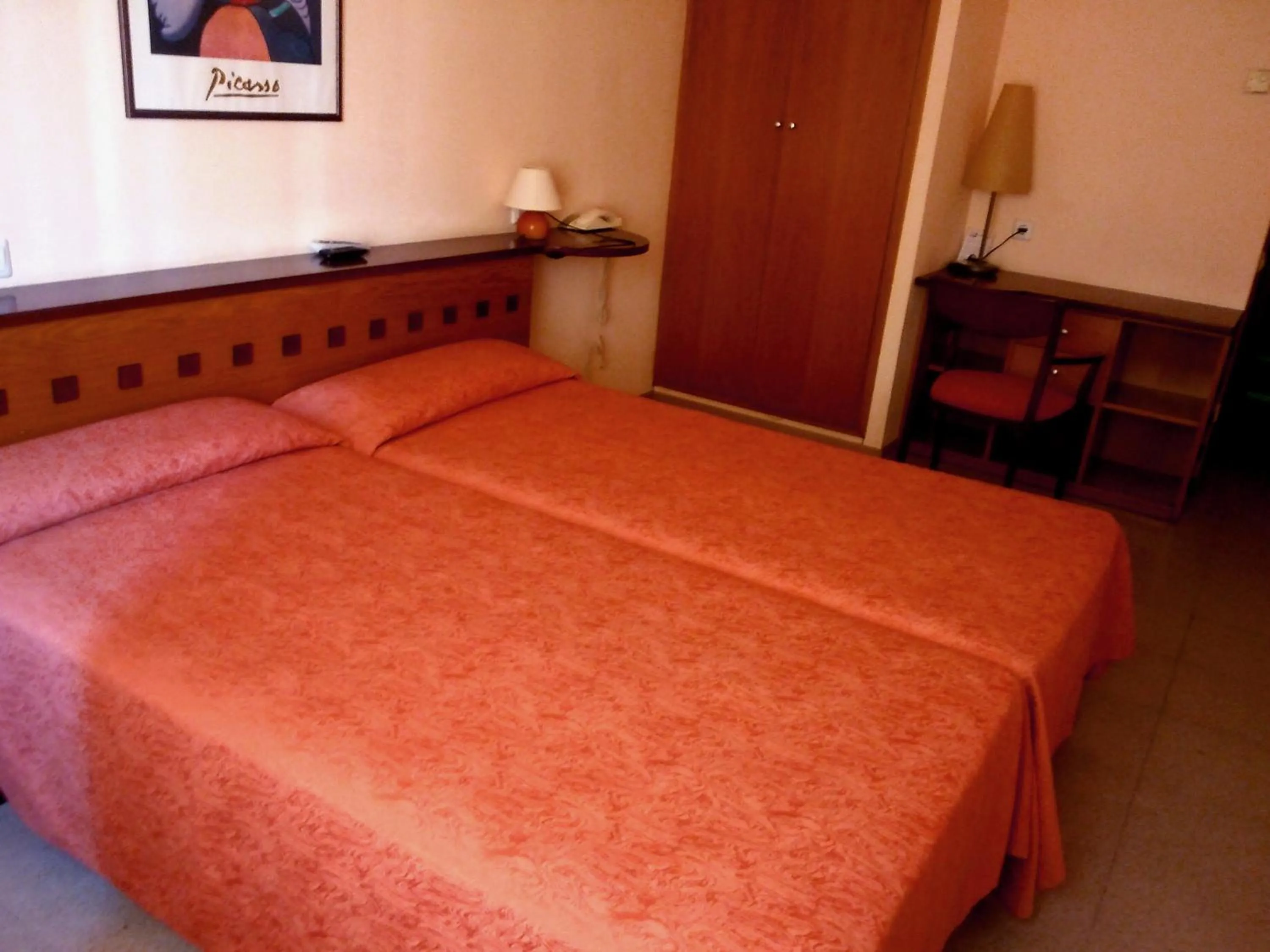 Bedroom, Bed in Hotel Montmeló