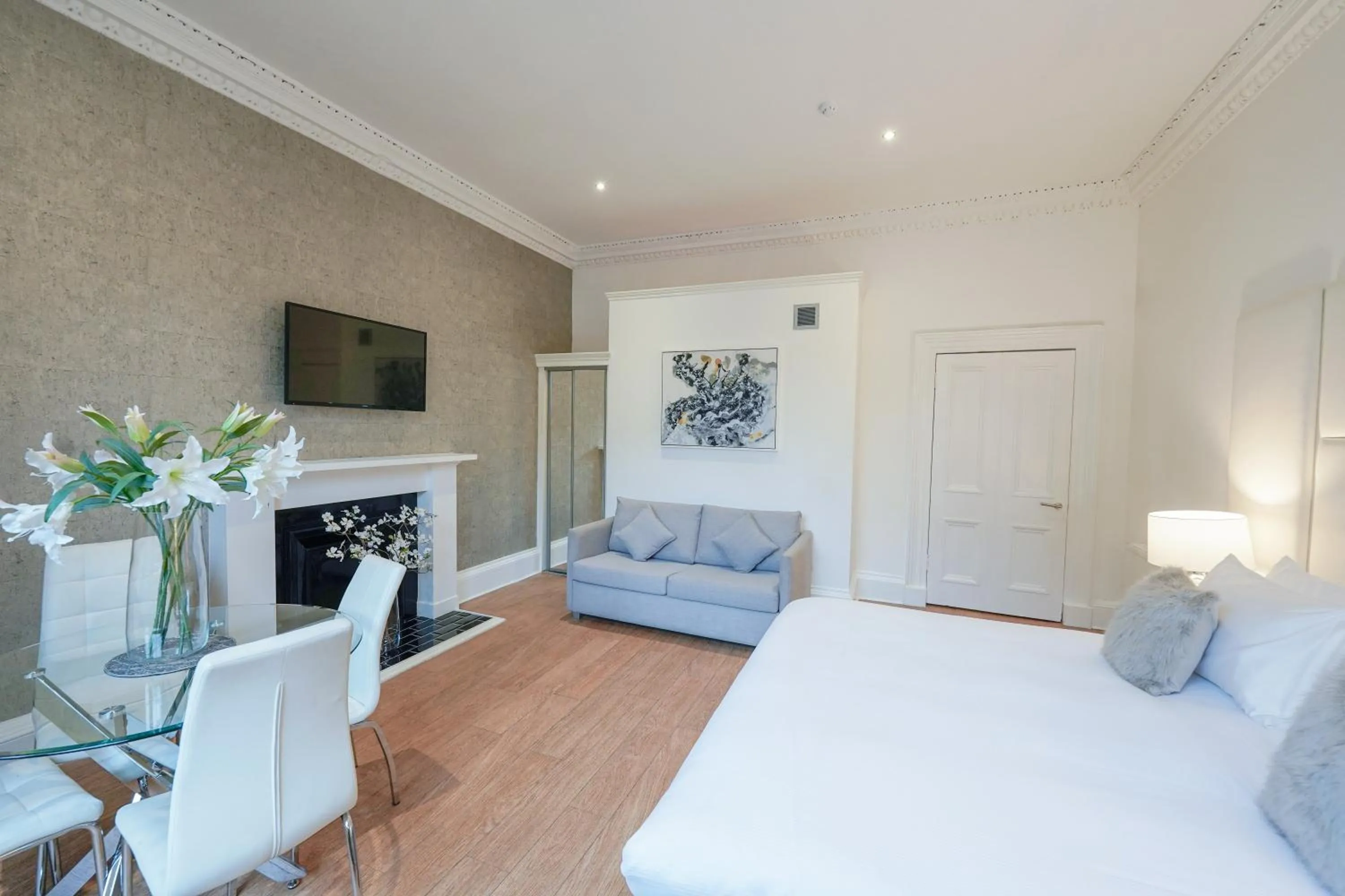 Bed in Hanover 71 Suites