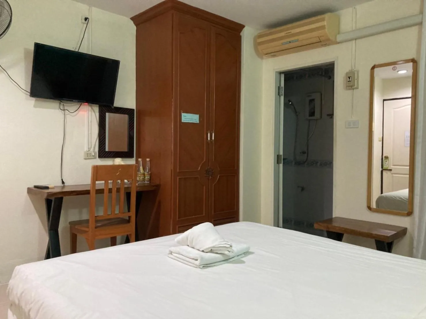 Photo of the whole room, Bed in MD House