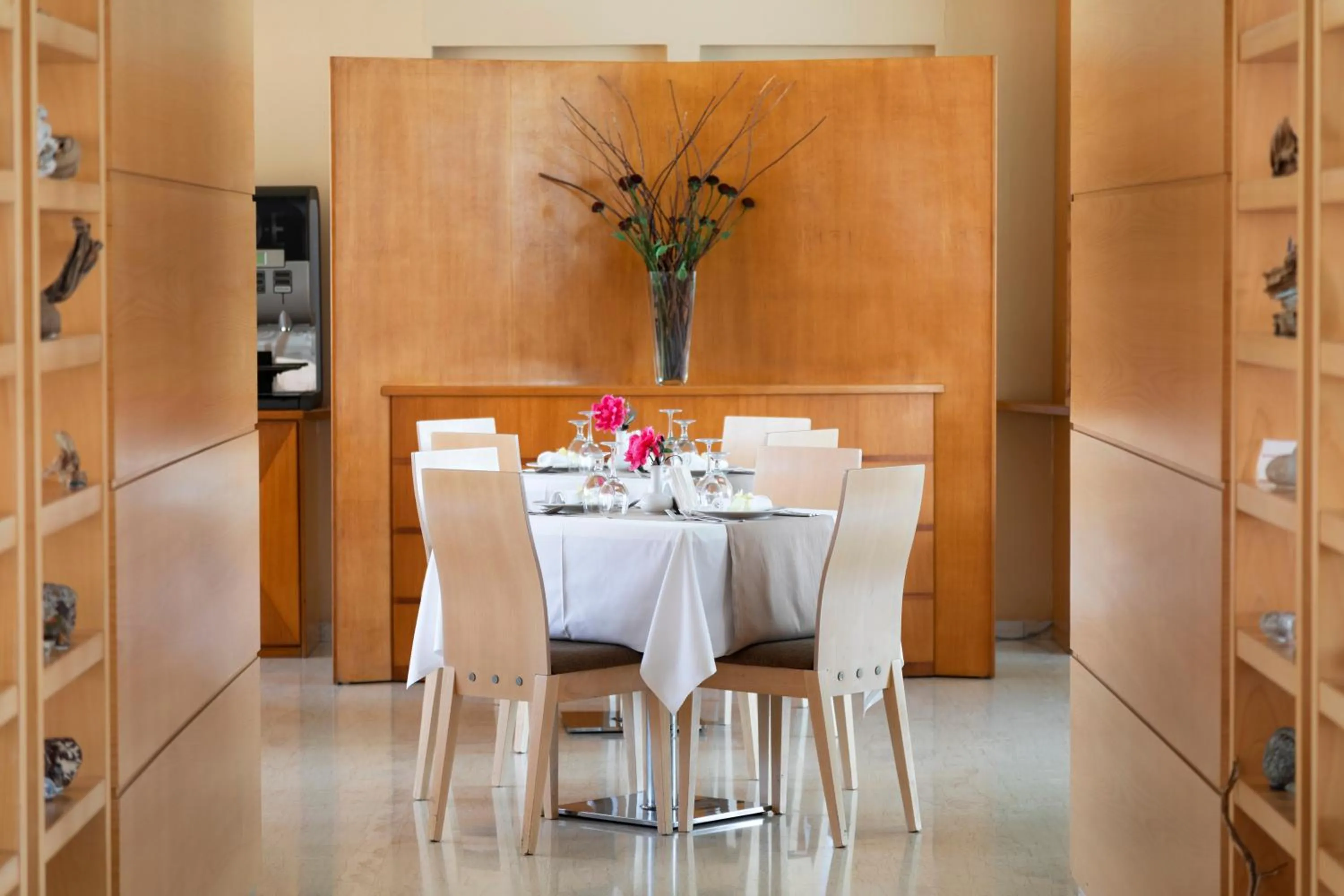 Restaurant/places to eat in Athineon Hotel