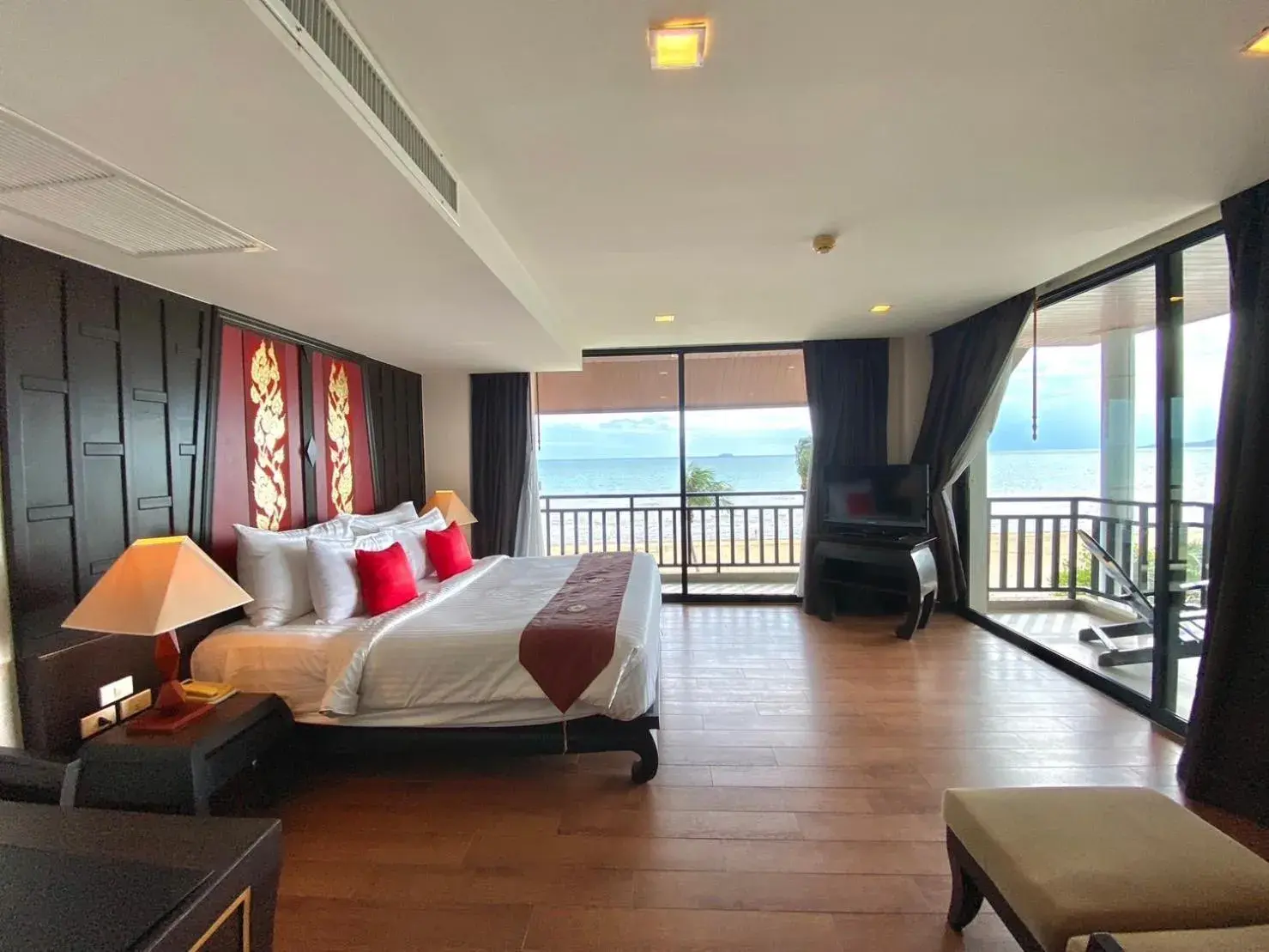 Beach Front Royal Suite with Spa Bath in Royal Thai Pavilion Jomtien Hotel Beach Front Royal Suite with Spa Bath in Royal Thai Pavilion Jomtien Hotel