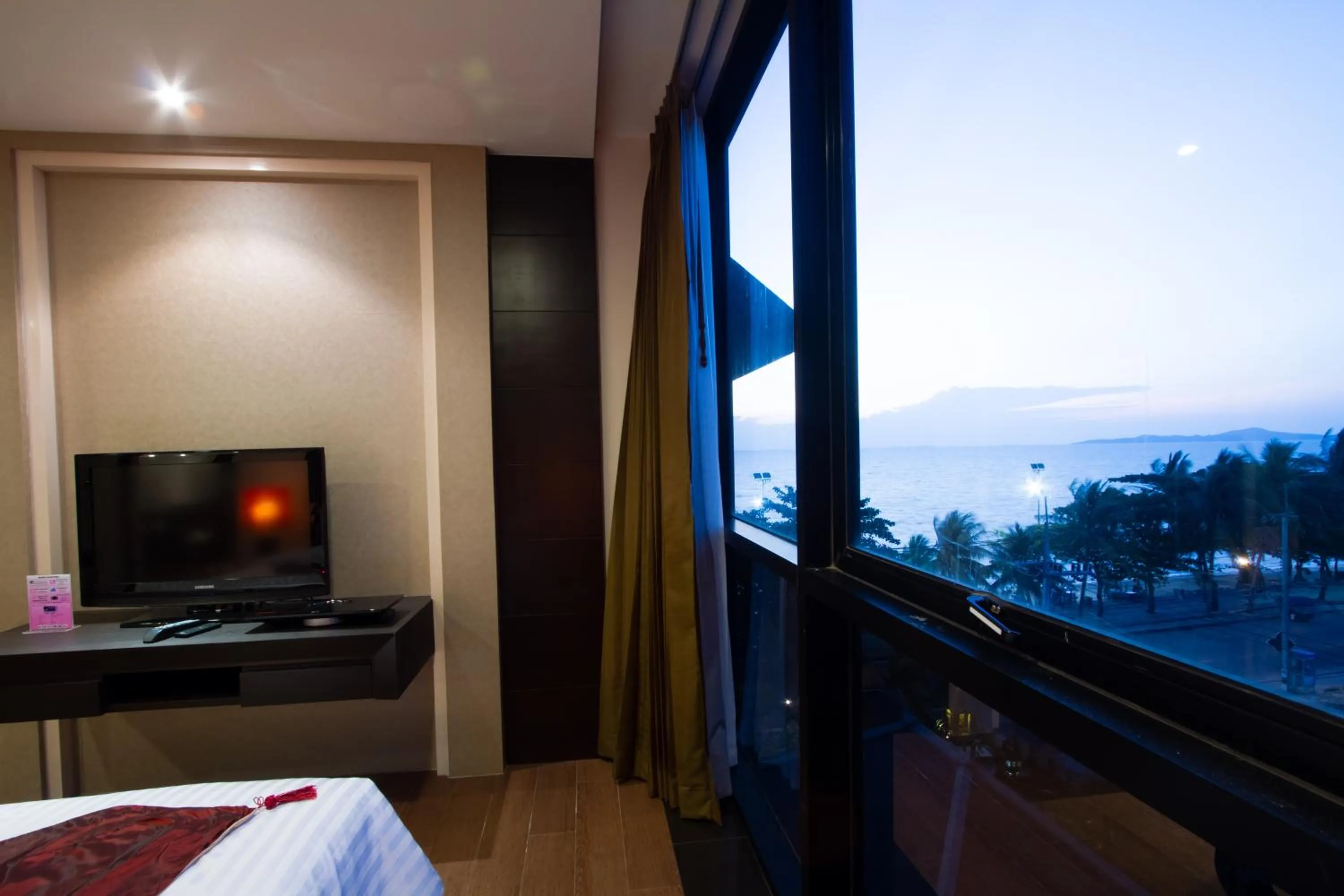 Sea view, Bed in Royal Thai Pavilion Jomtien Hotel