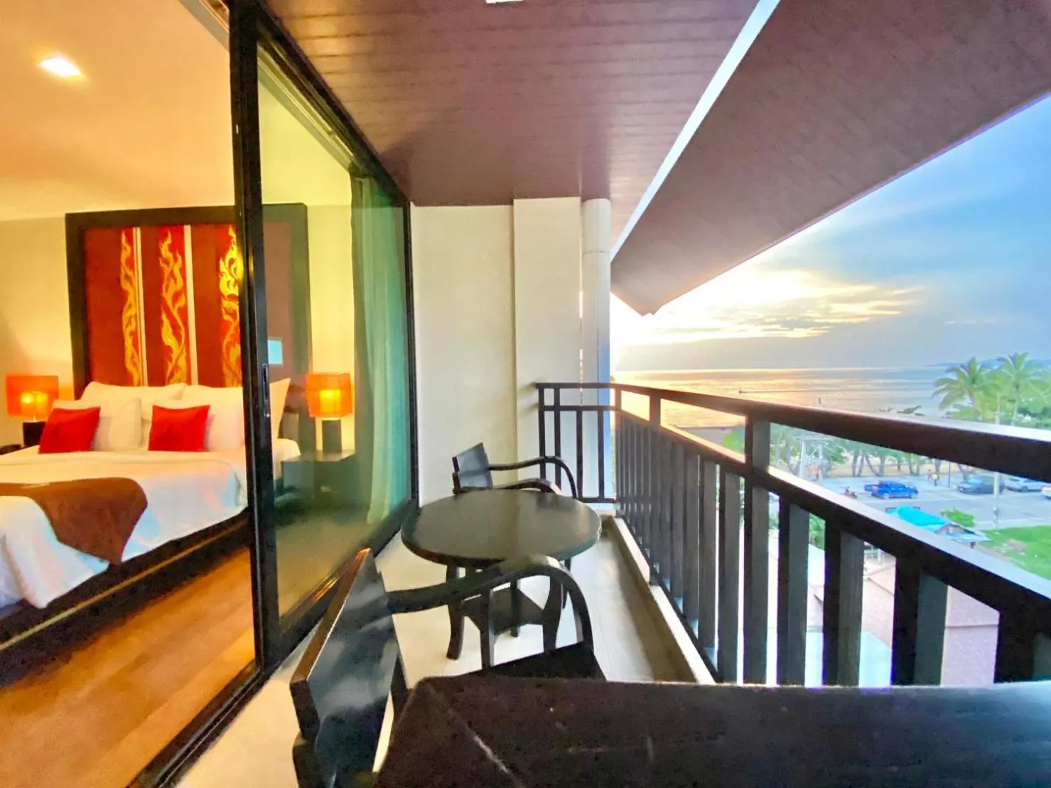 Balcony/Terrace, Bed in Royal Thai Pavilion Jomtien Hotel