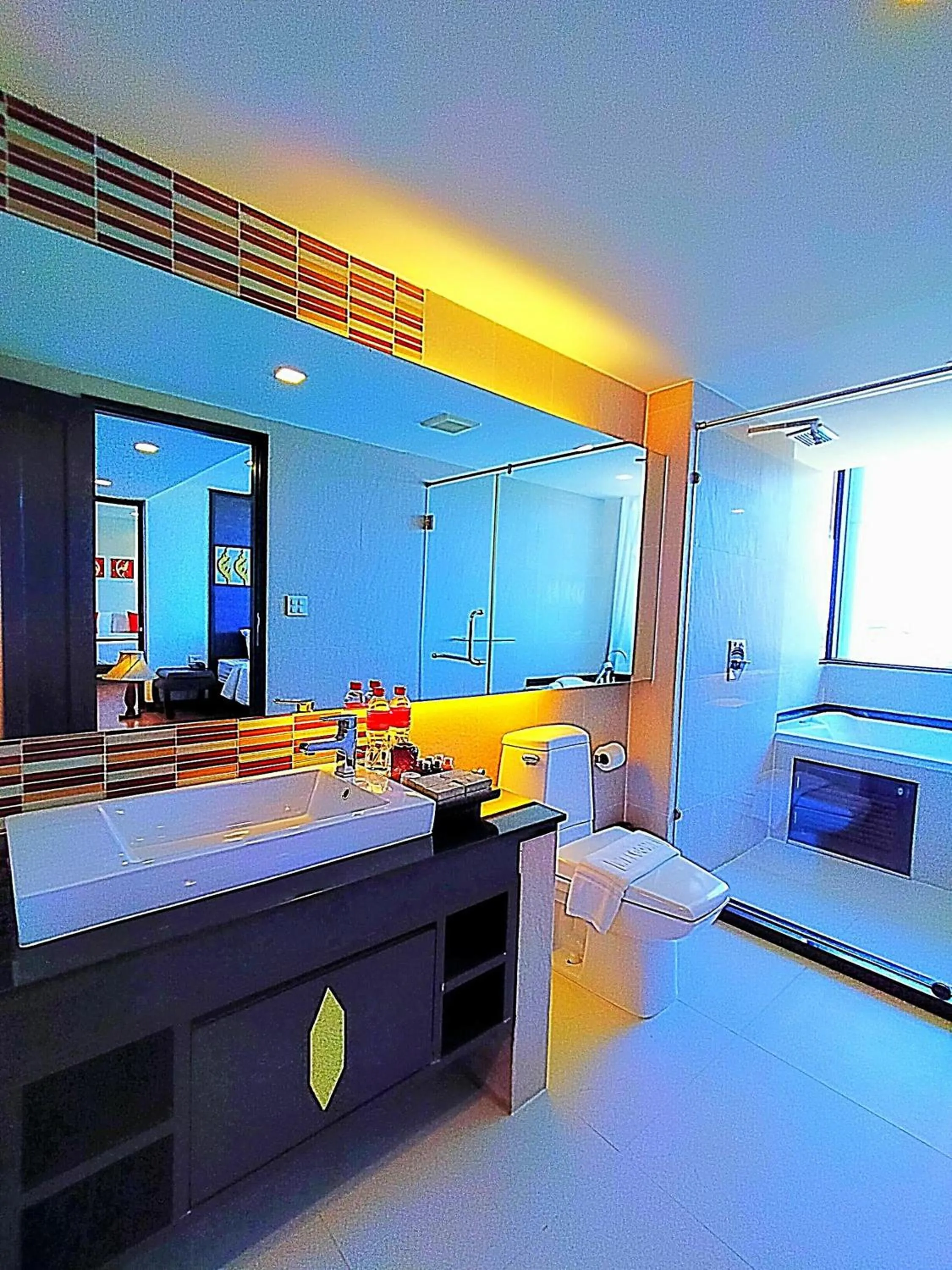 Bathroom, Bed in Royal Thai Pavilion Jomtien Hotel