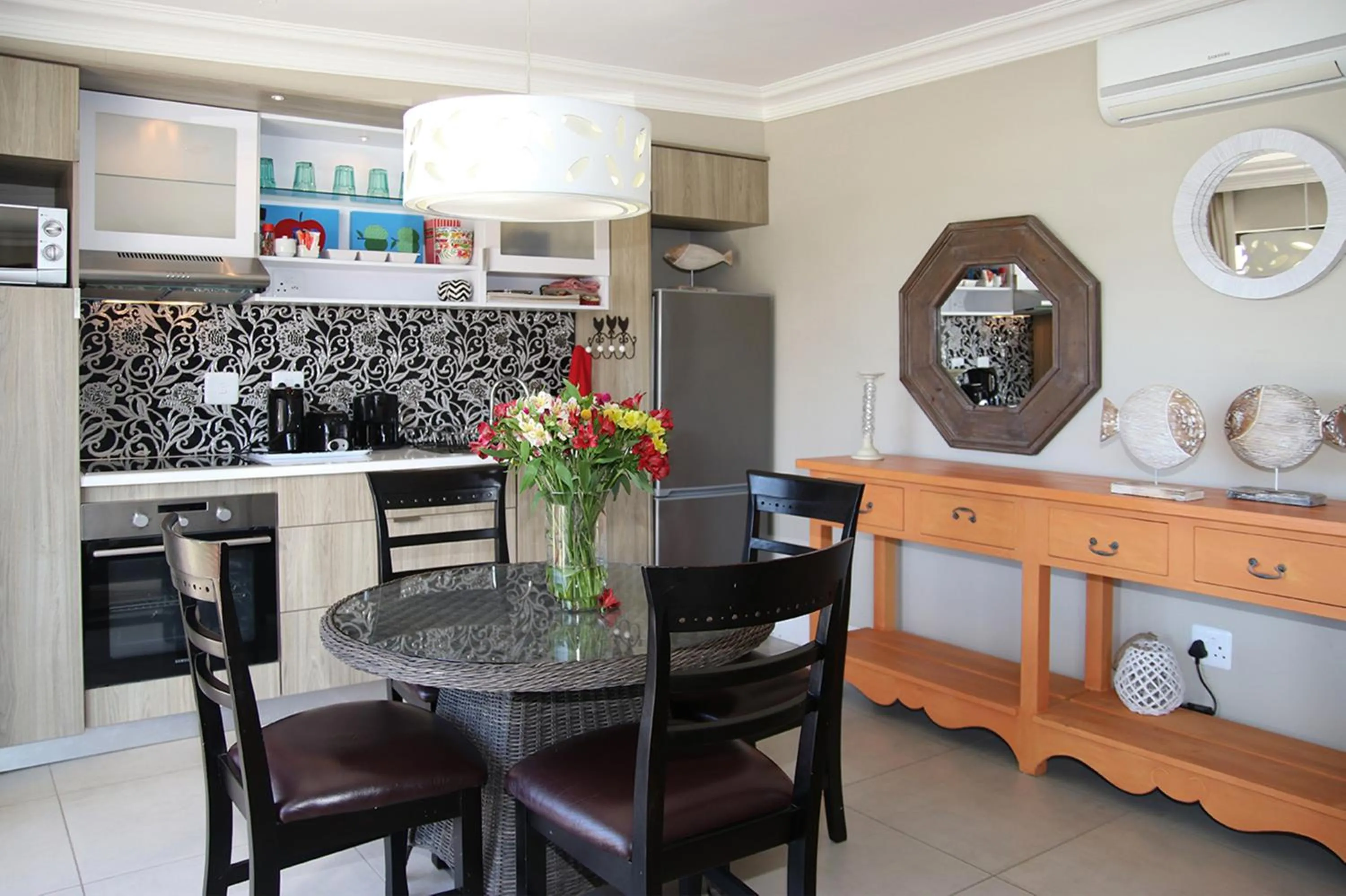 Kitchen or kitchenette in On the Beach Guesthouse Jeffreys Bay