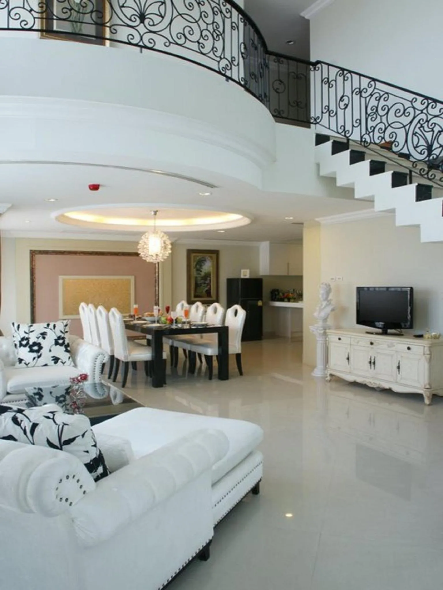 Photo of the whole room in LK Legend