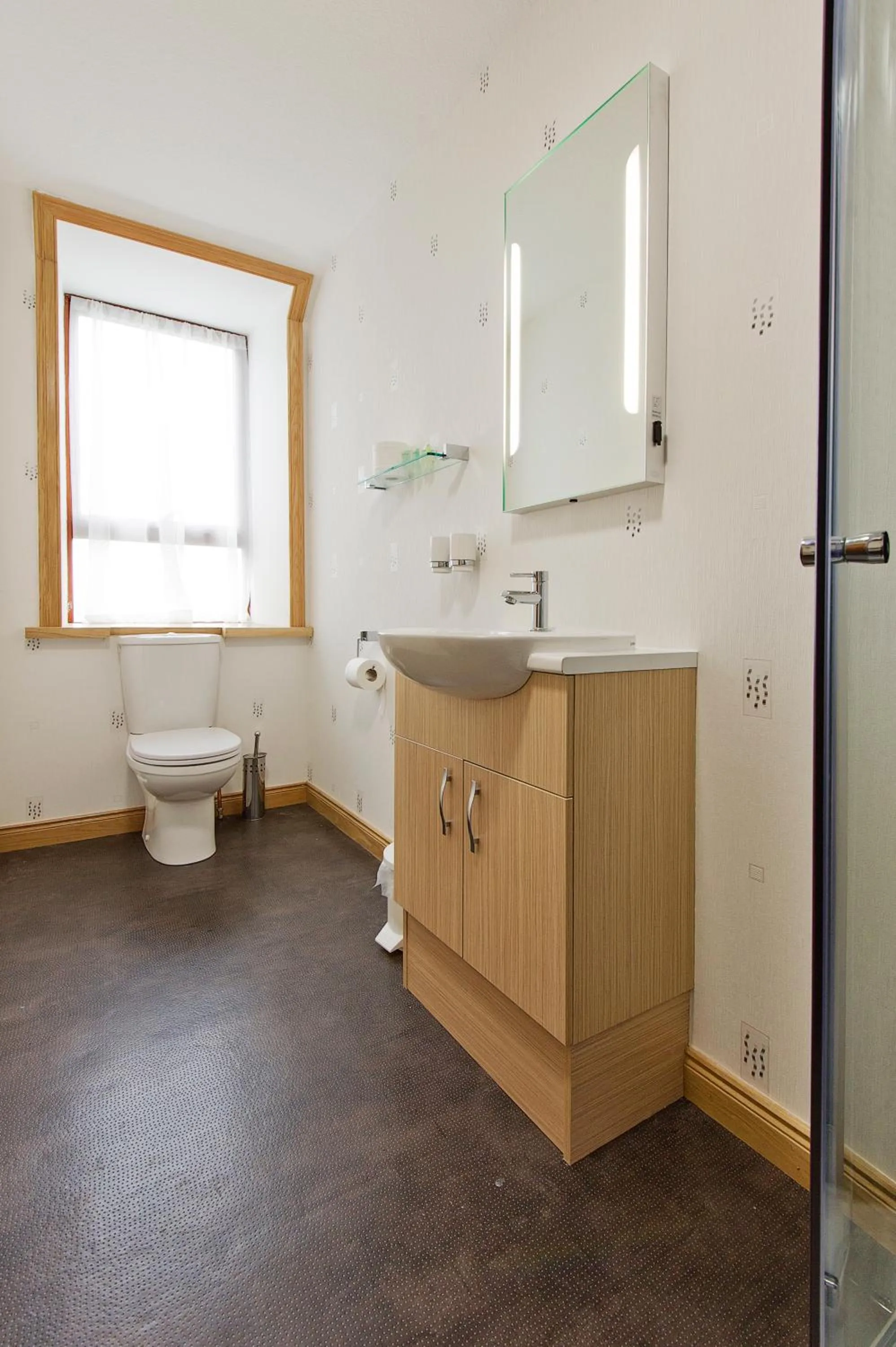 Bathroom in Nethercliffe Hotel