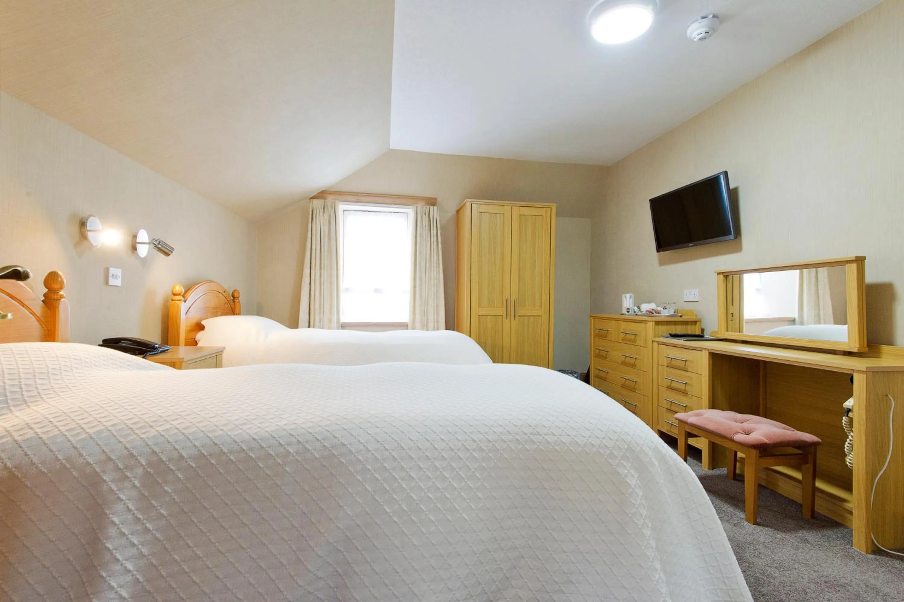 Bedroom, Bed in Nethercliffe Hotel